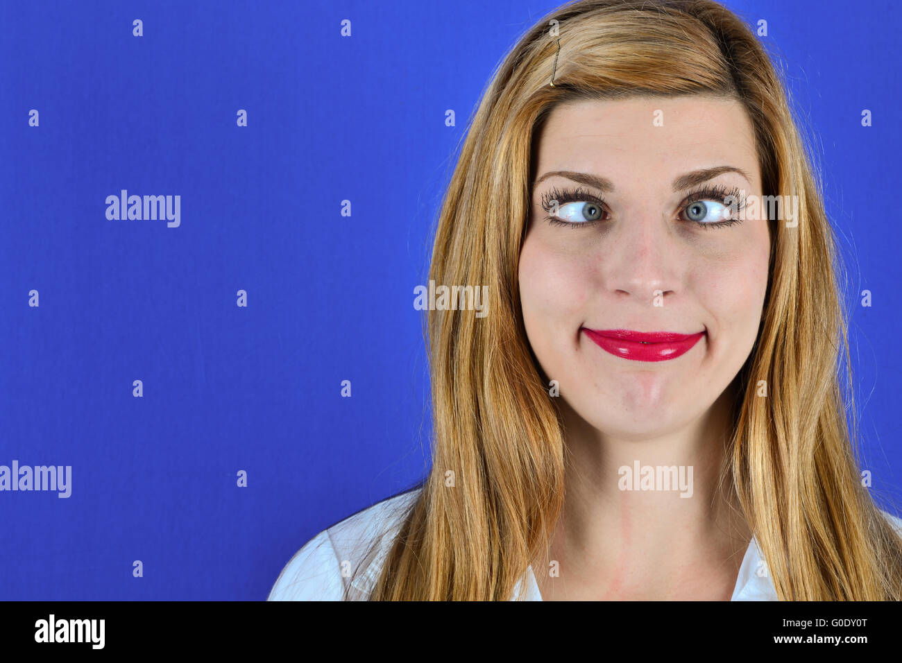 Donna di fronte a uno sfondo blu Foto Stock