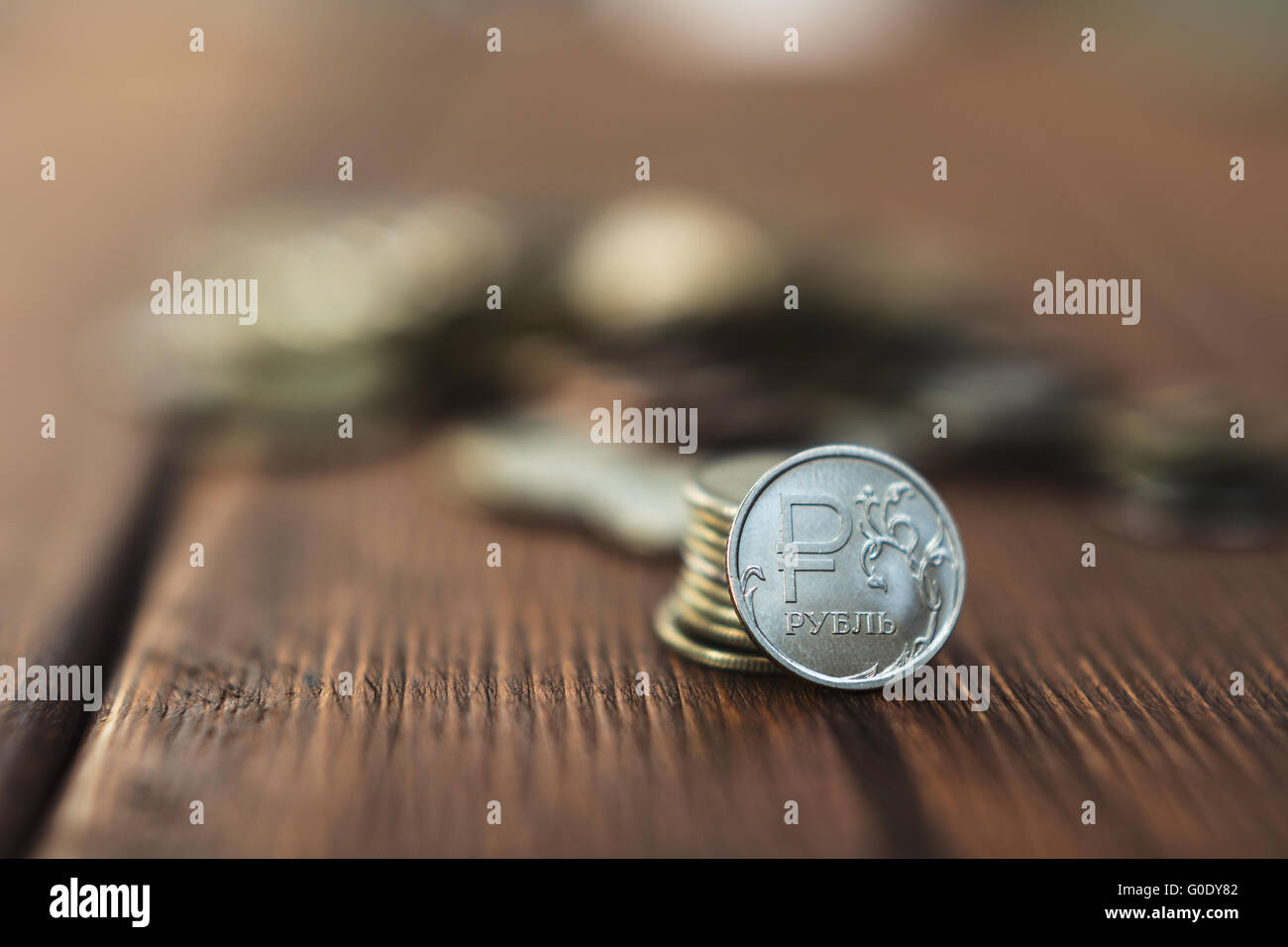 Vista superiore monete su una vecchia scrivania in legno con copia spazio sulla parte superiore. Foto Stock