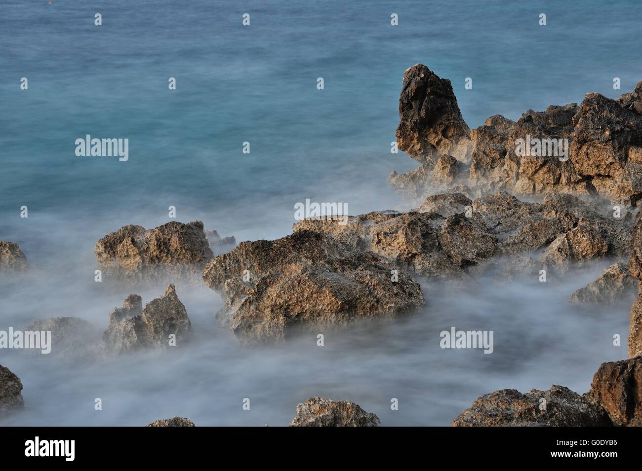Le rocce in mare Foto Stock