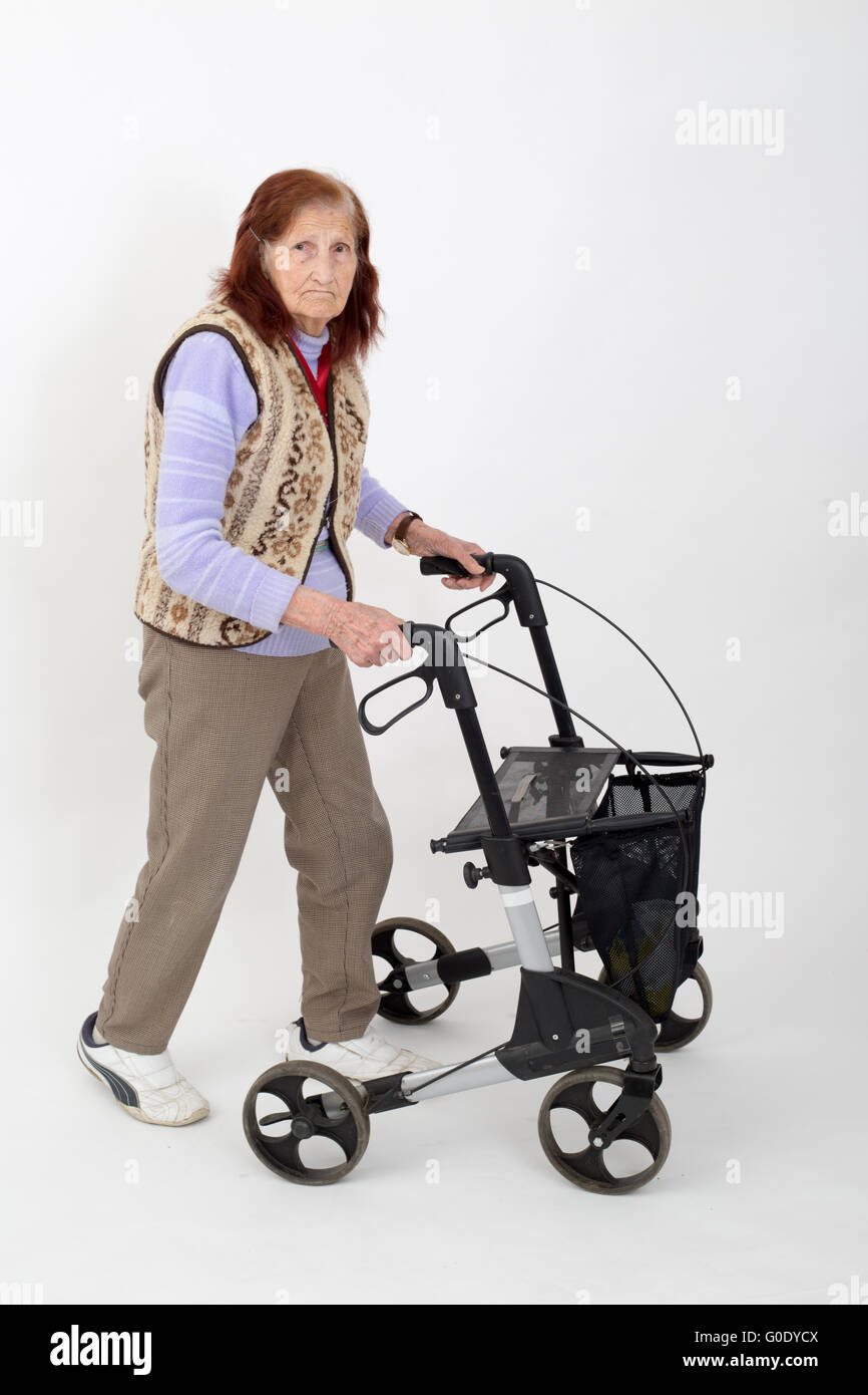 Signora anziana con rollator. Foto Stock