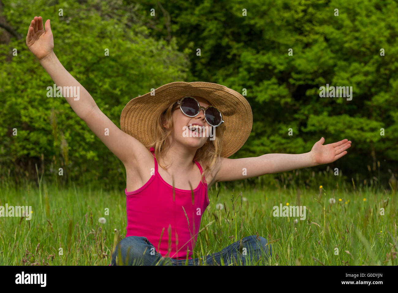 Ritratto di una bambina con cappello e occhiali da sole Foto Stock