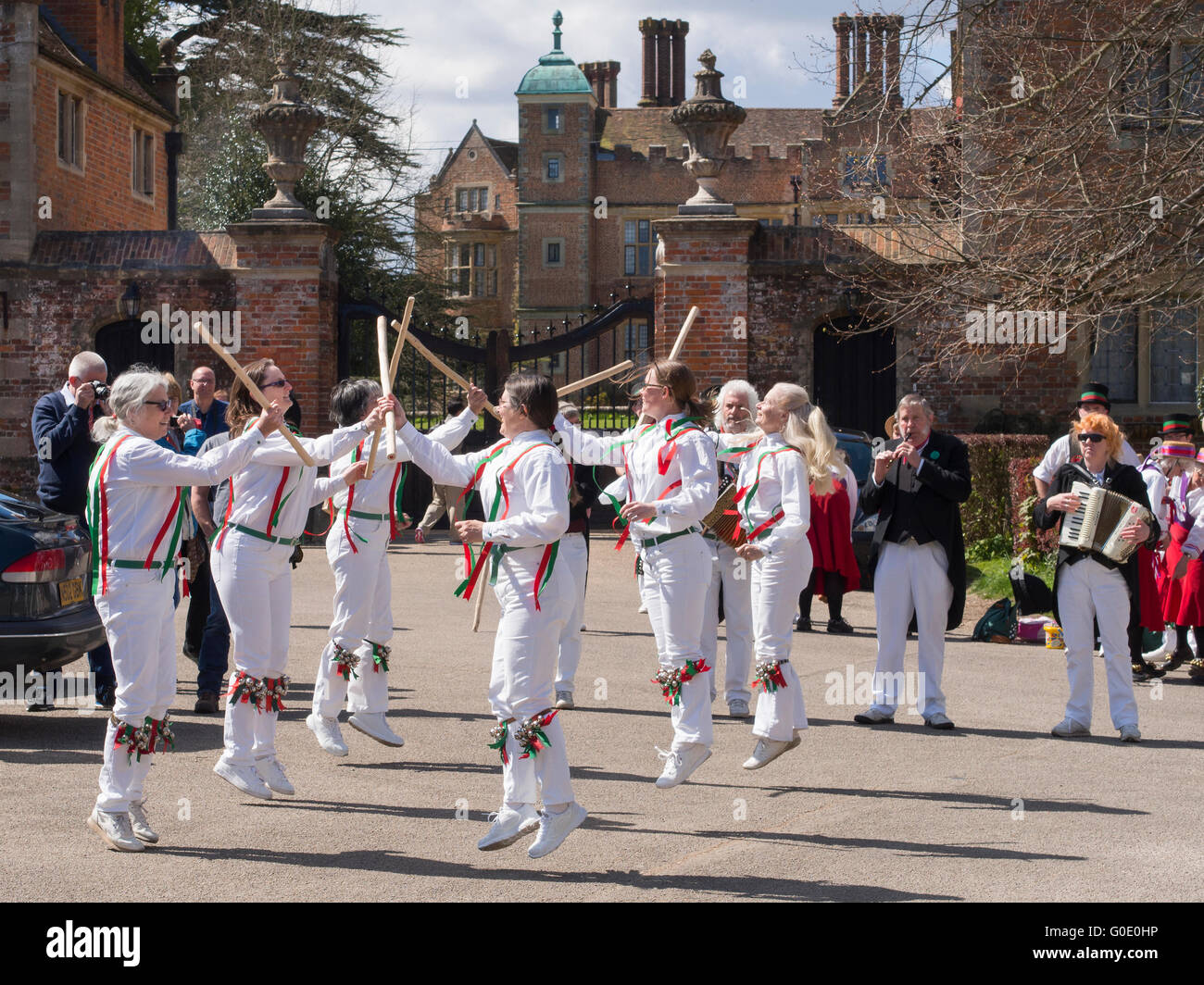 Donne Morris ballerini in piazza a Chilham Kent REGNO UNITO Foto Stock