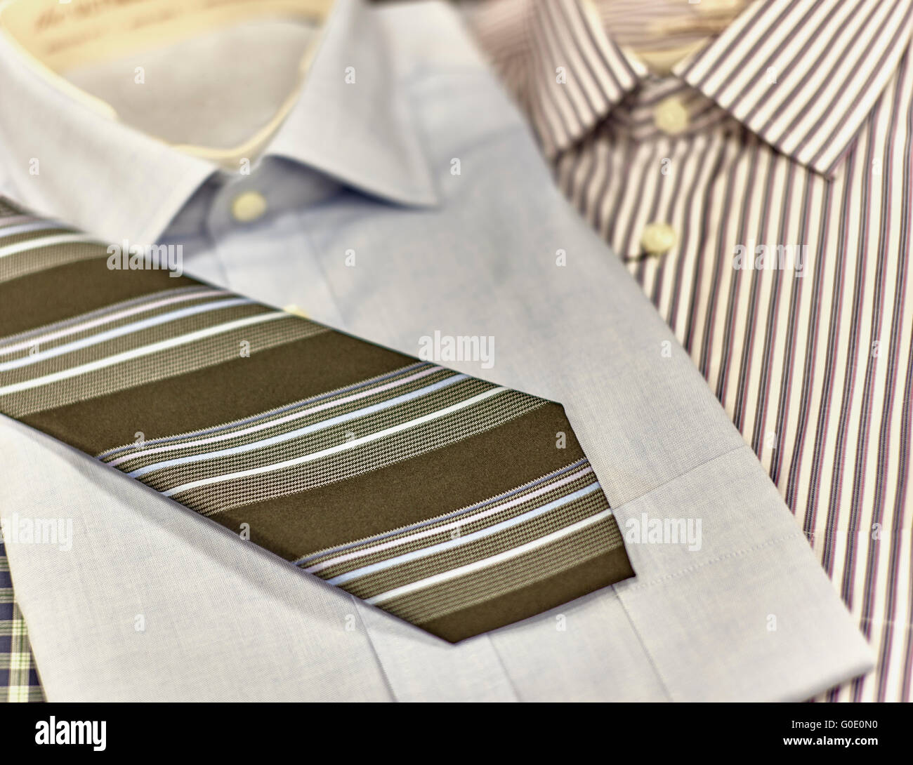 Ripiegato Mens Dress shirt con cravatta sul ripiano in department store con profondità di campo Foto Stock