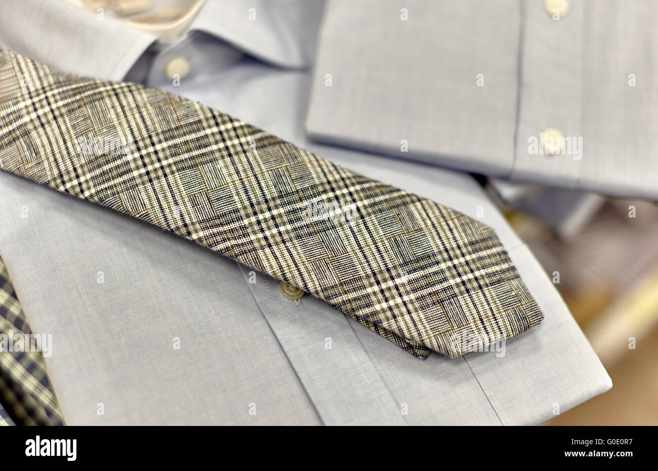 Ripiegato Mens Dress shirt con cravatta sul ripiano in department store con profondità di campo Foto Stock