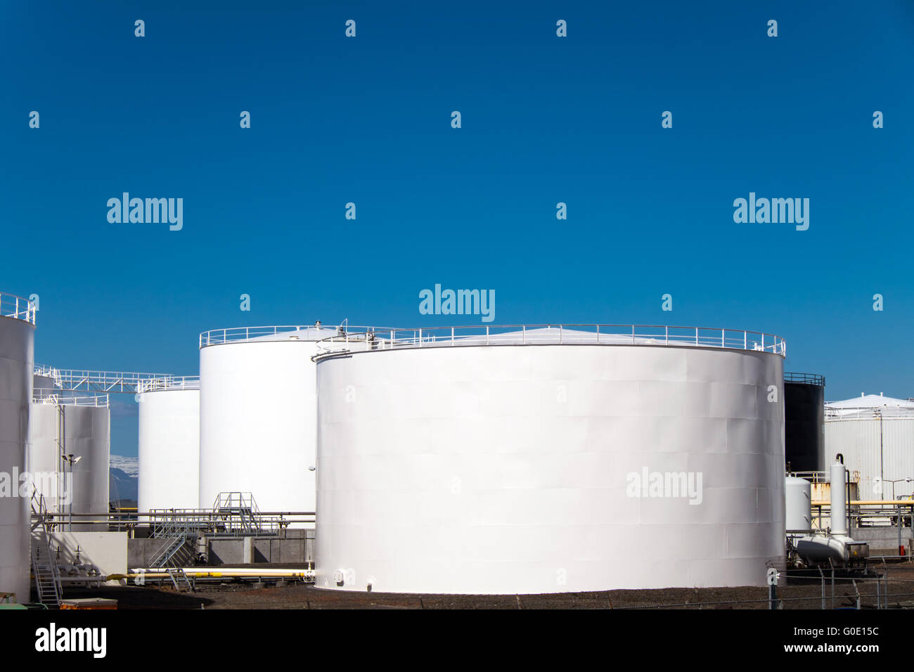 Bianco i serbatoi di stoccaggio di fronte a un cielo blu Foto Stock