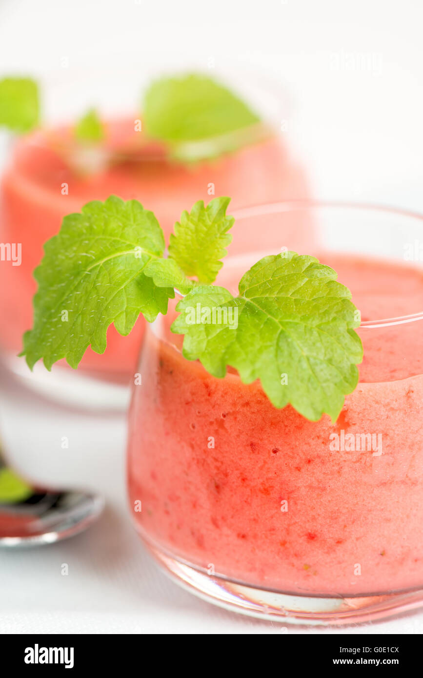 Drink frullato con la menta su tavola, in chiave di elevata Foto Stock