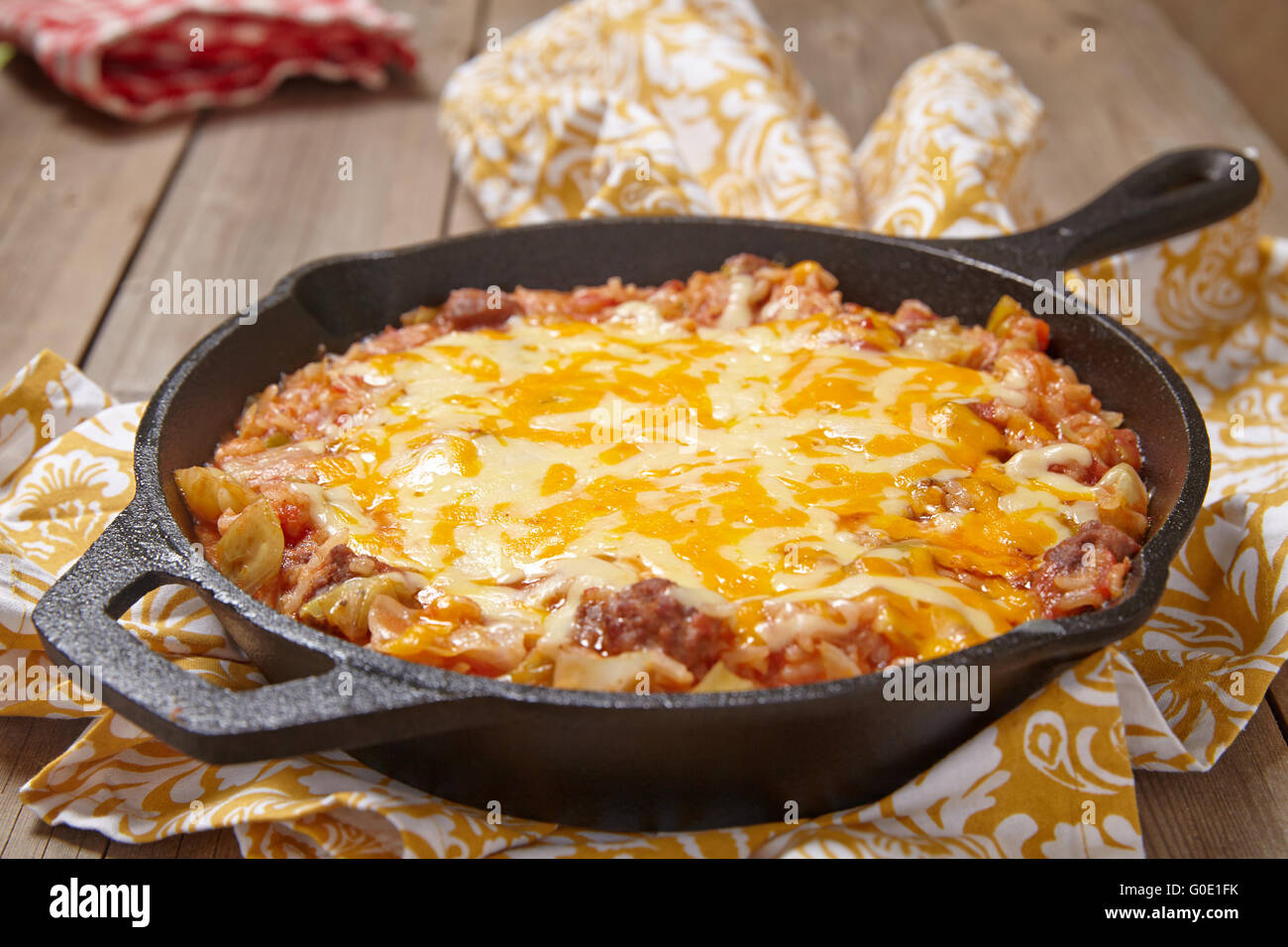 Il cavolo in casseruola con carne, formaggio e salsa di pomodoro Foto Stock