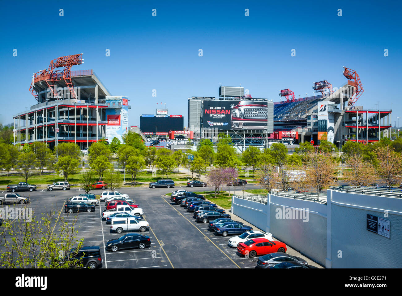 Vista dal parcheggio che serve il centro di Nashville e la squadra NFL di titani" Nissan Stadium sul lungofiume a Music City USA, TN Foto Stock