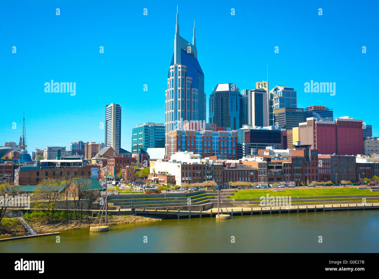 Guardando attraverso il Cumberland River a Nashville, TN, vista dello skyline di iconica con AT&T edificio che domina la città della musica USA Foto Stock