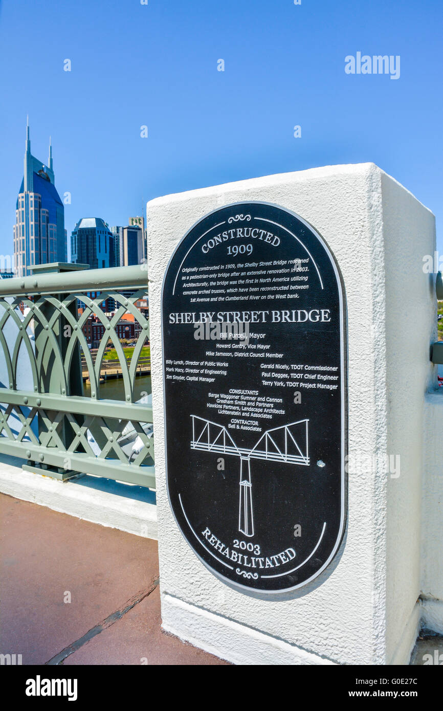 Una placca di informazioni per la Shelby Street Bridge di riabilitazione, la creazione di un solo pedonale ponte per il centro cittadino di Nashville TN Foto Stock