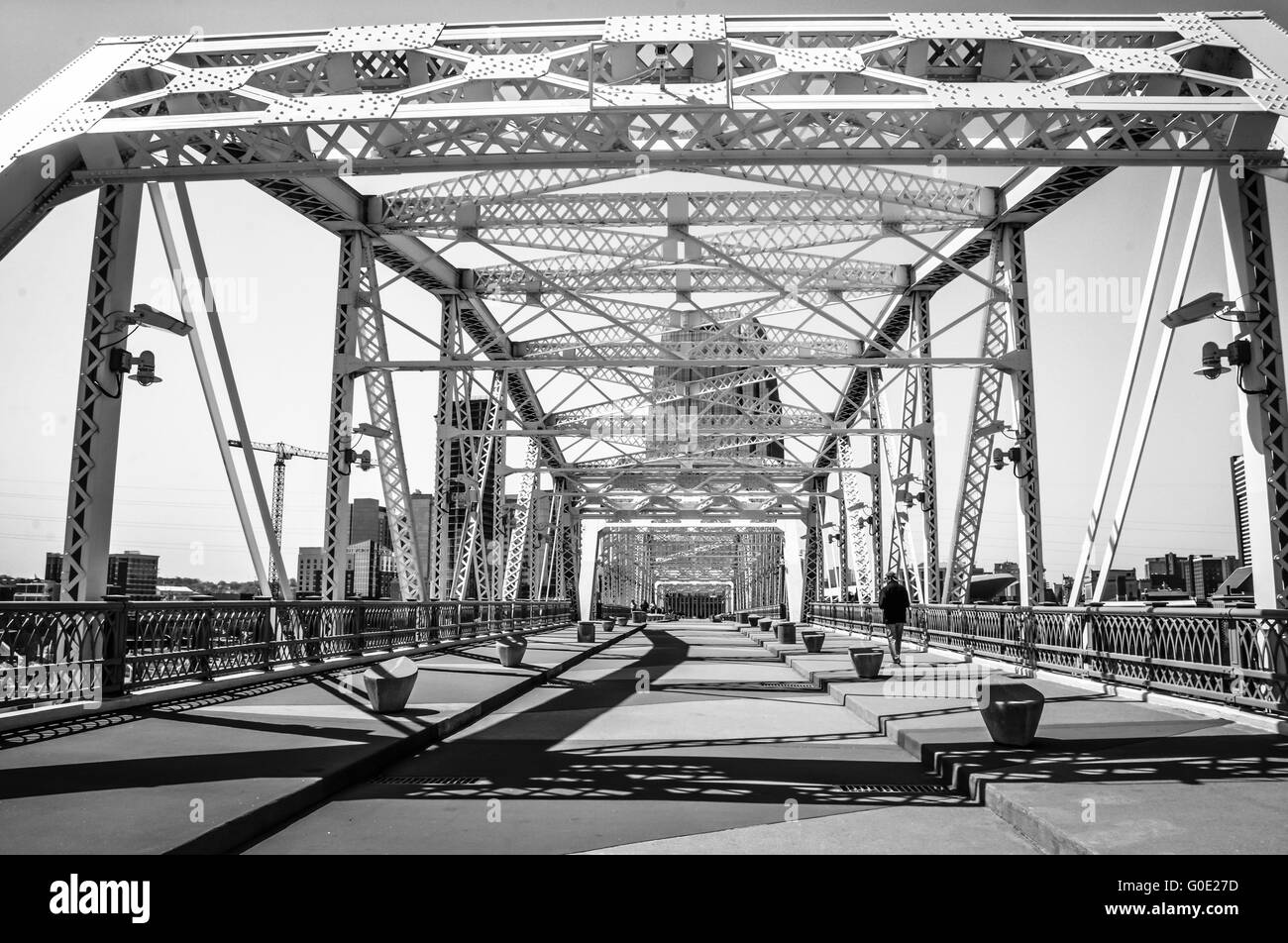 L'iconico Shelby Street zona pedonale di ponte collega hip zona est di Nashville al centro, attraversando il Cumberland River TN Foto Stock