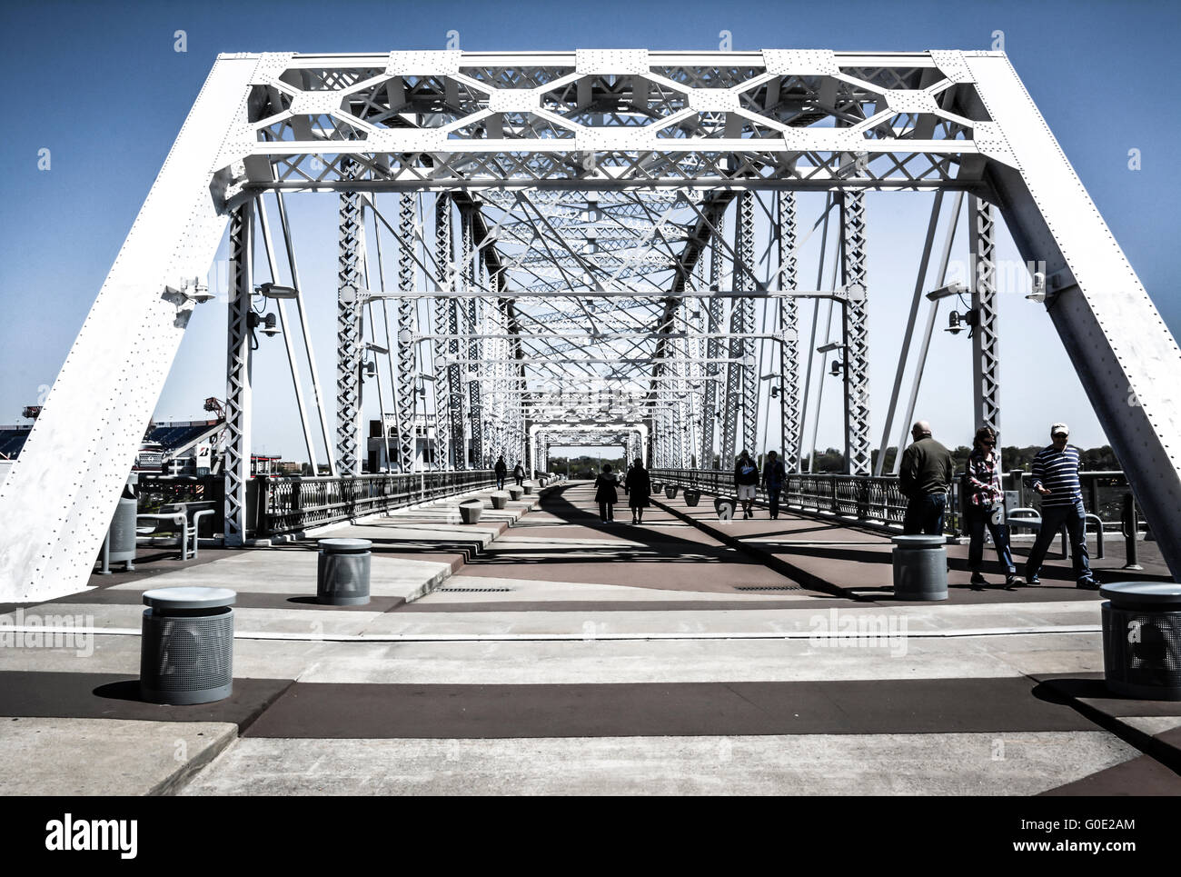 L'iconico Shelby Street zona pedonale di ponte collega hip zona est di Nashville al centro, attraversando il Cumberland River TN Foto Stock