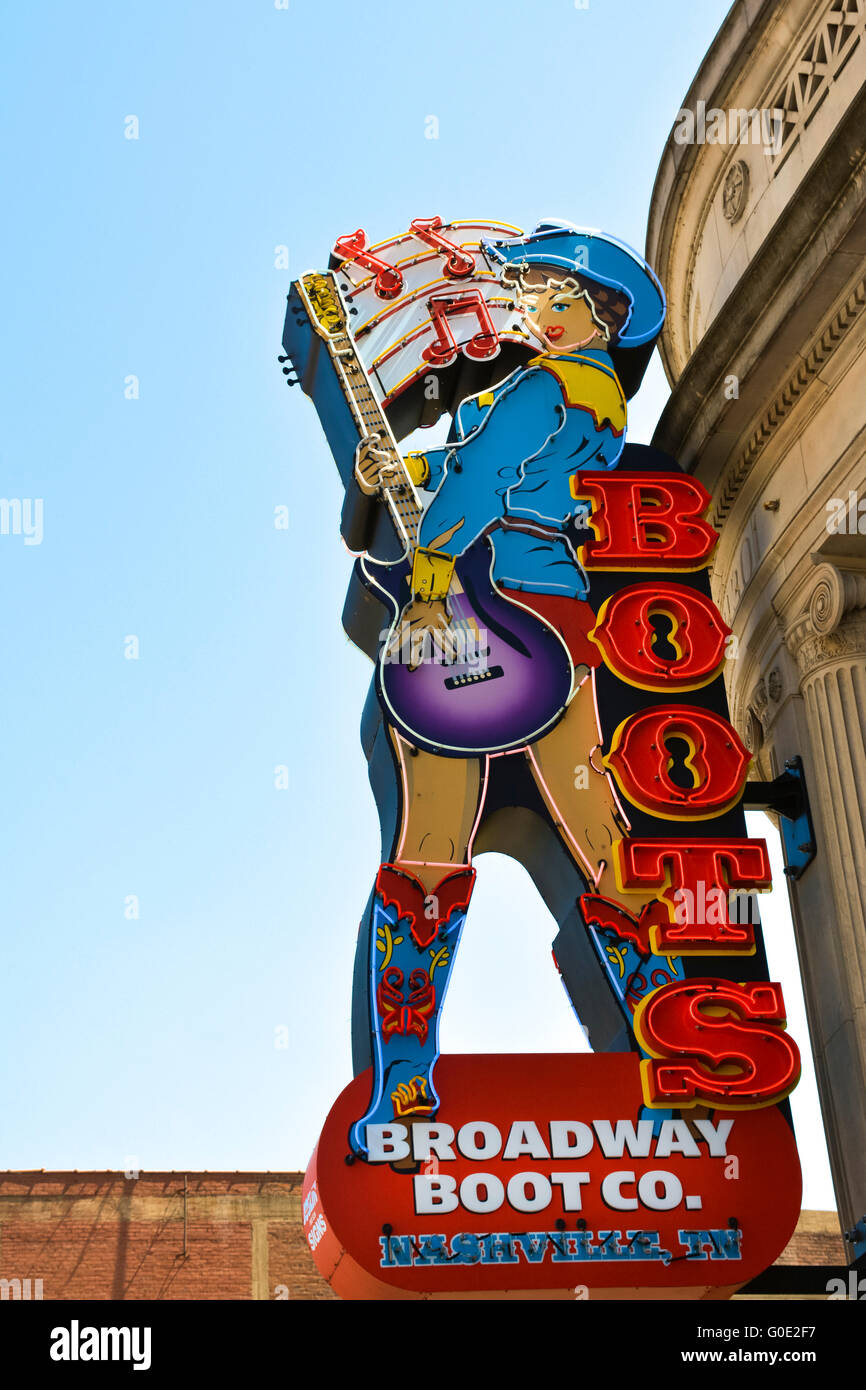 Colorati Neon pubblicità segno della donna con la chitarra indossando scarponi per il Broadway Boot Co., la città della musica, Nashville, TN Foto Stock