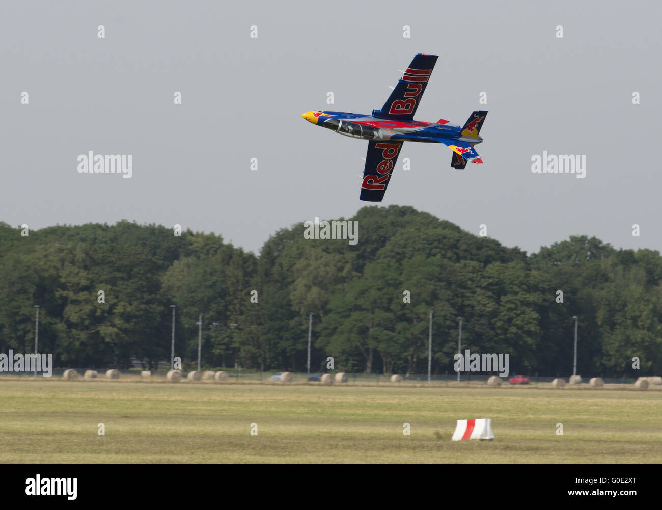 Red Bull getti remoto a un'esibizione aerea Foto Stock