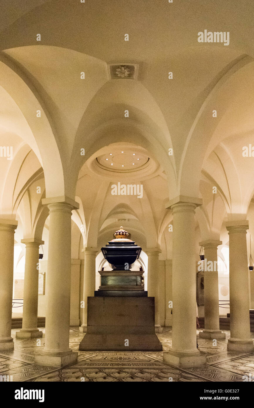 Lord Nelson's sarcofago nella cripta della Cattedrale di St Paul circondato da pilastri toscani Foto Stock