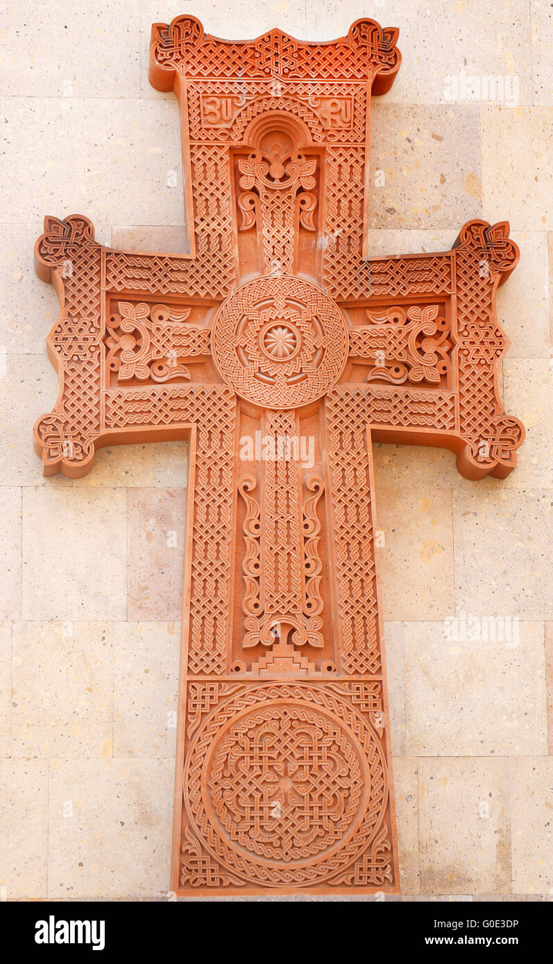 Pietra ornamentale una Croce Cristiana nel tempio Foto Stock