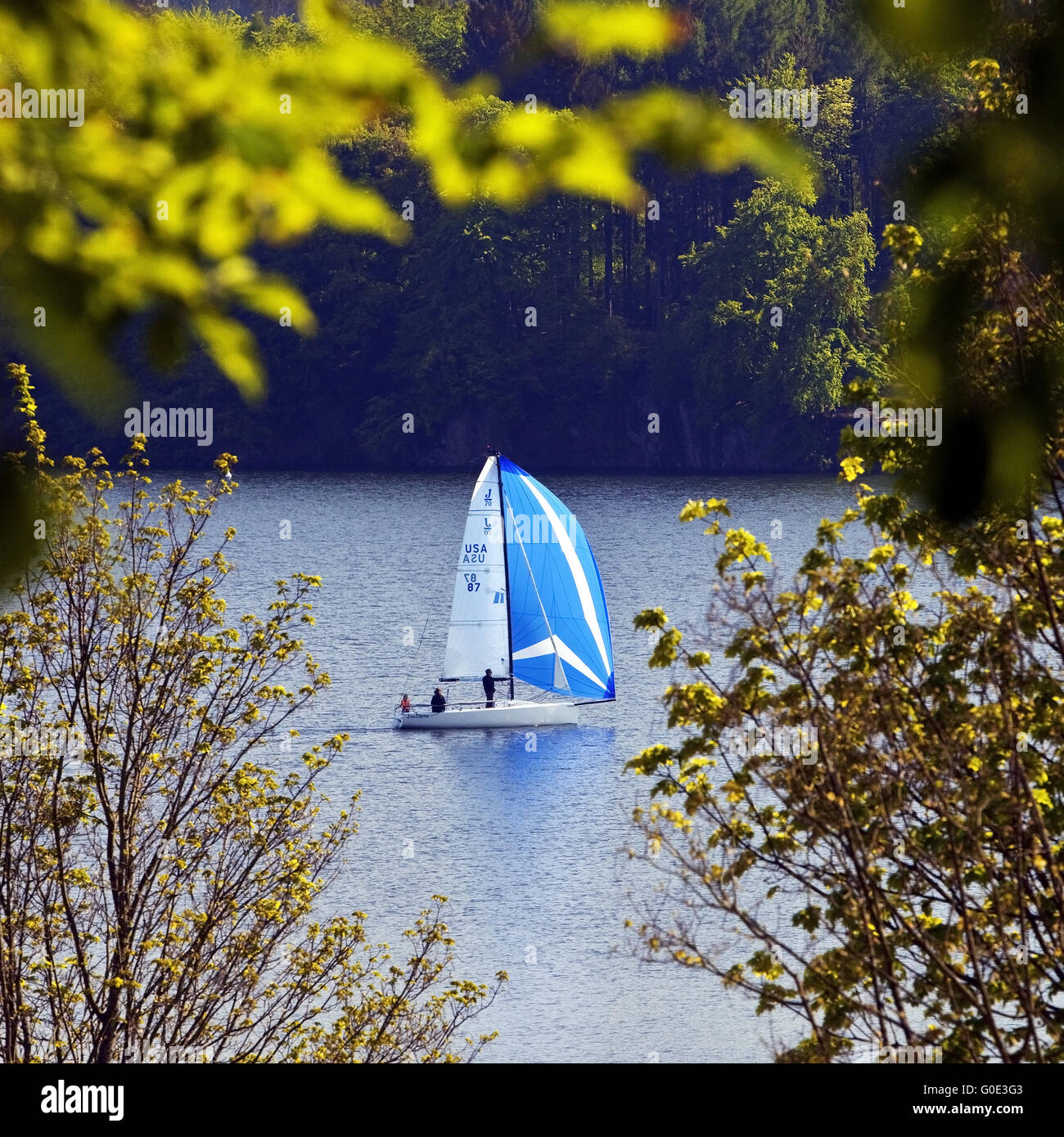Barca a vela sul serbatoio Moehne, Germania Foto Stock