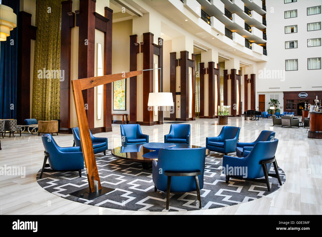 Blu moderno poltrona e lampada il raggruppamento come centrotavola artistico nel bellissimo atrio del centro di Nashville Hotel Hilton, TN Foto Stock