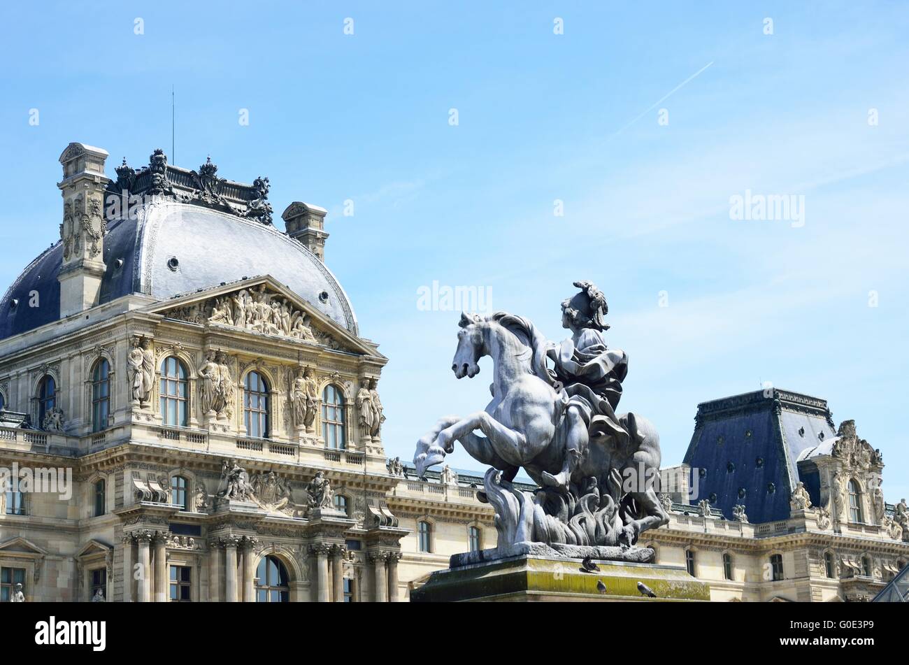 Statua di Luigi ivx al di fuori del Louvre Foto Stock