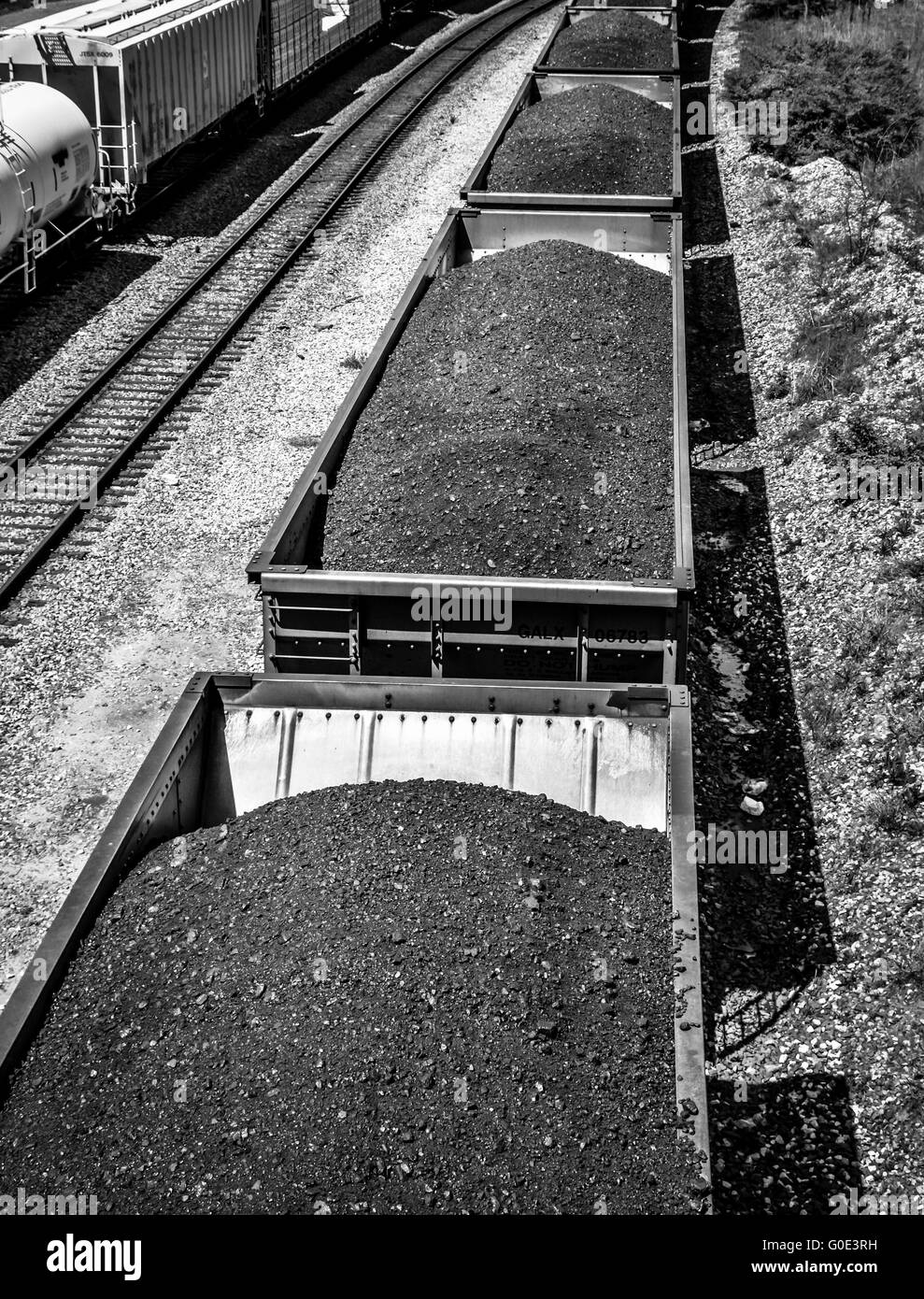 Vista aerea del treno auto impilati con il nero carbone sui binari della ferrovia lungo il lato tanker vetture Foto Stock