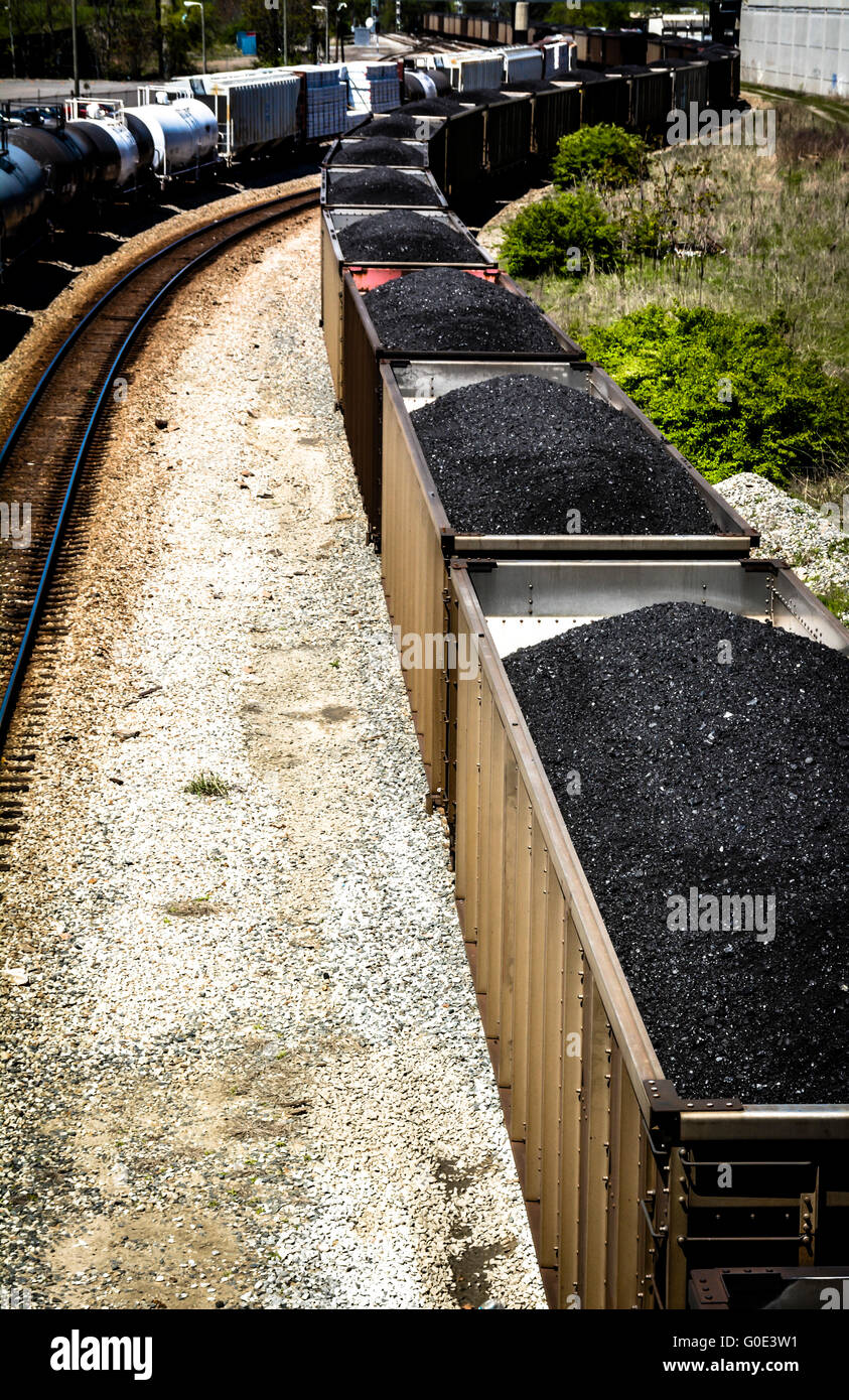 Vista aerea del treno auto impilati con il nero carbone sui binari della ferrovia lungo il lato tanker vetture Foto Stock