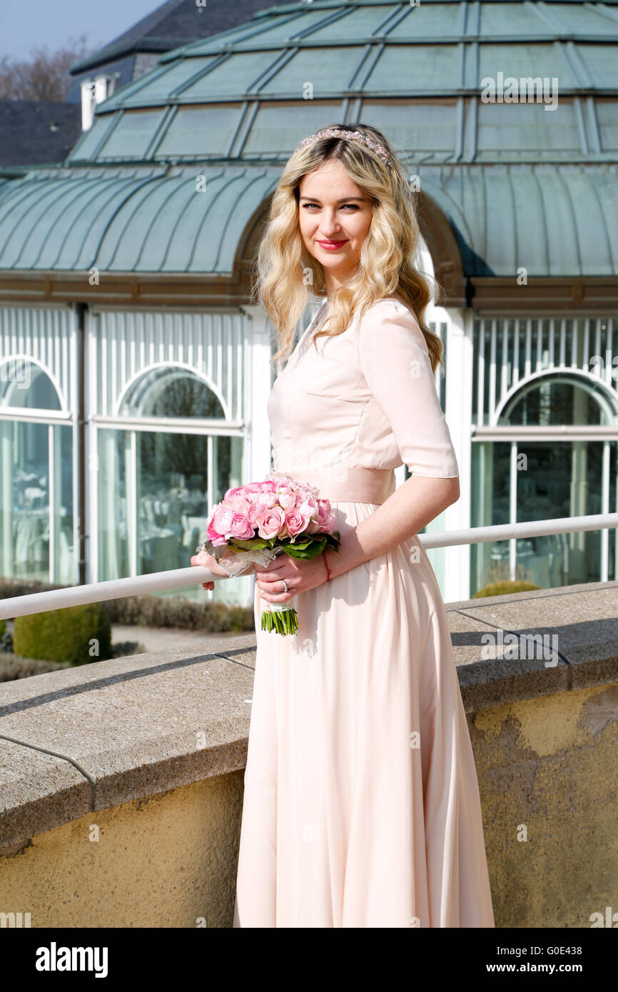 Felice sposa il giorno delle nozze Foto Stock