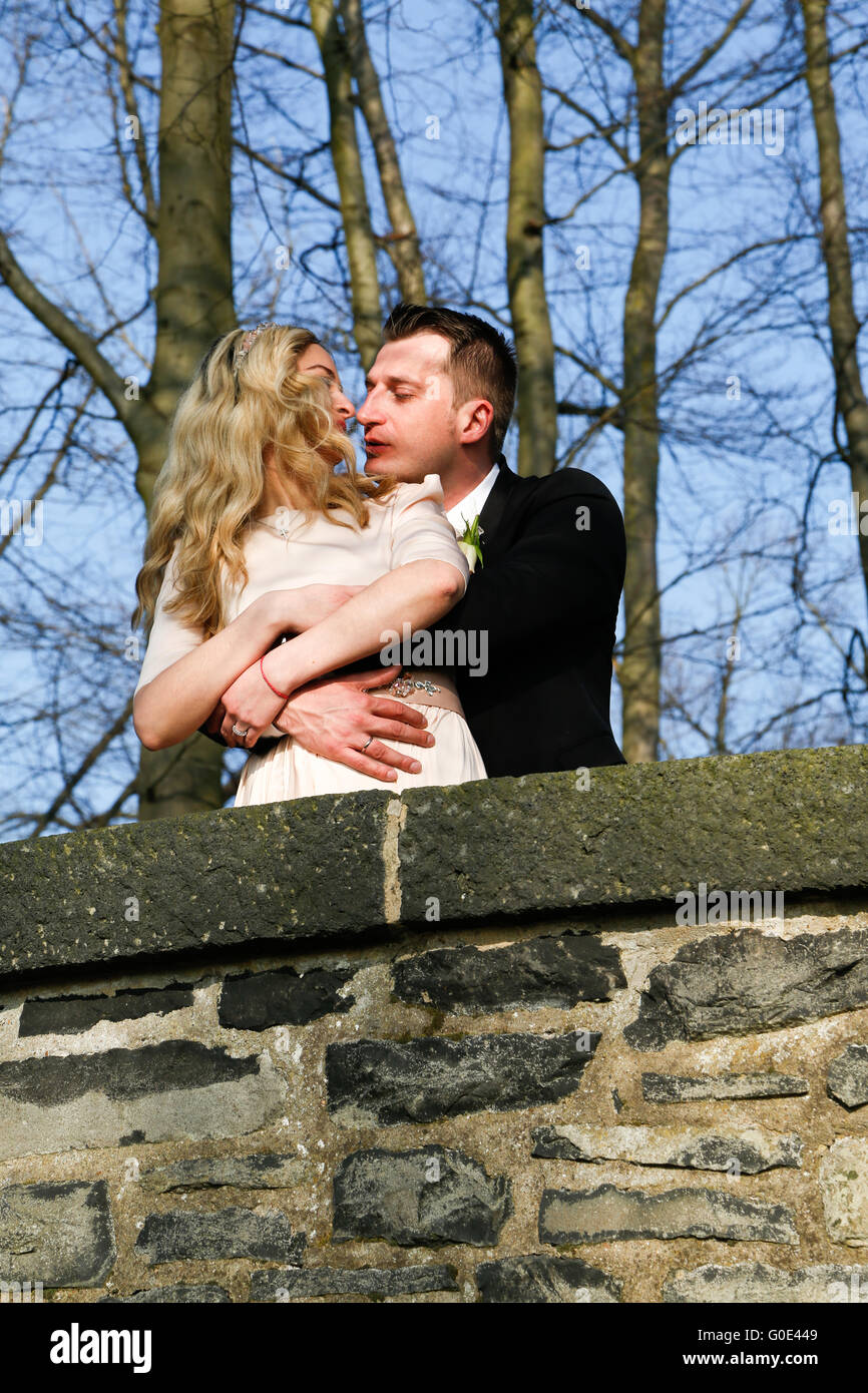 Uomo di baciare la moglie Foto Stock