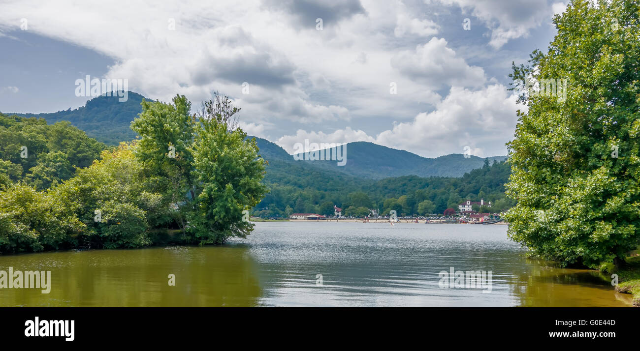 Il lago di esca e camino paesaggi di roccia Foto Stock