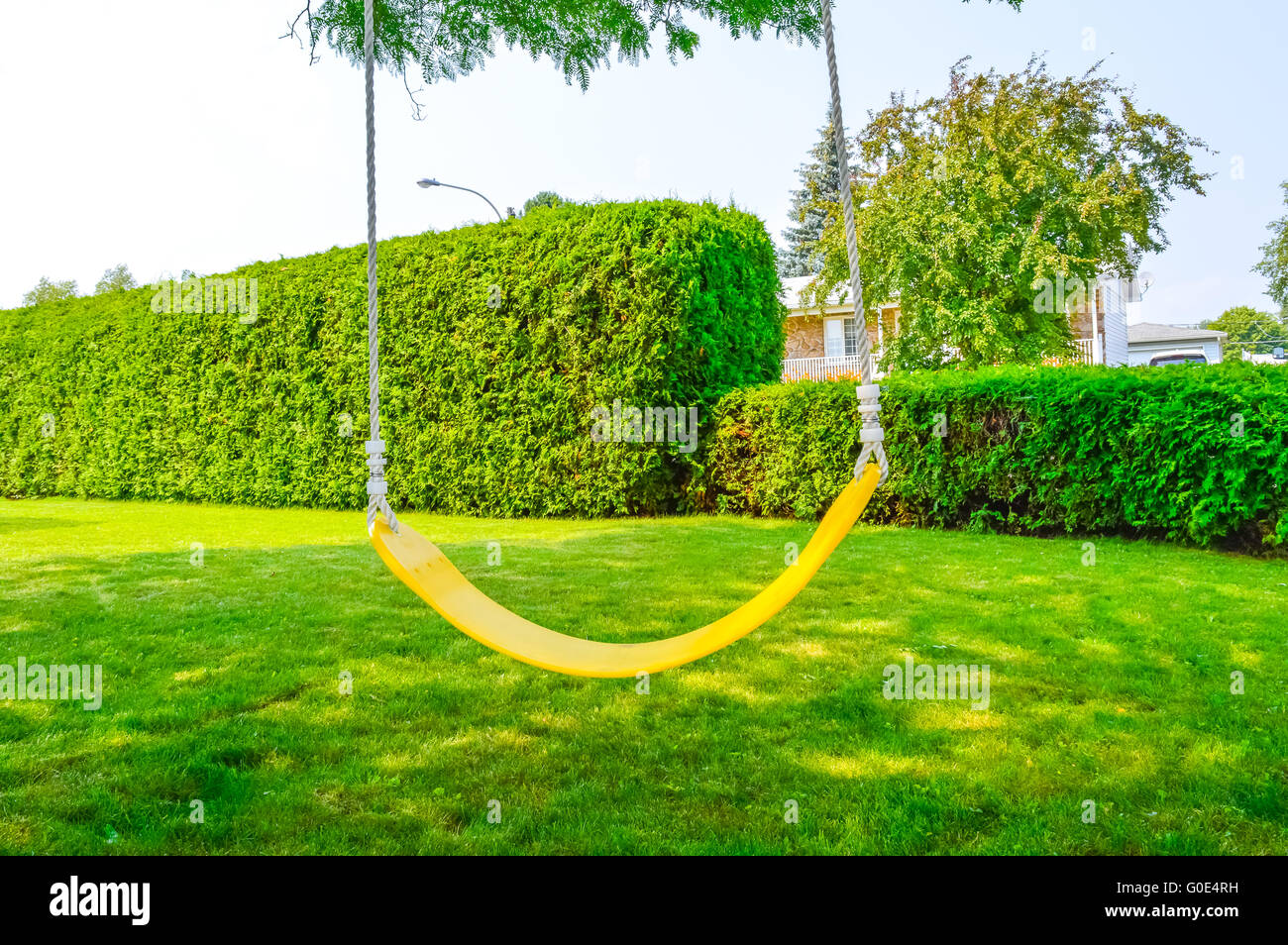 Swing giallo in villaggio Foto Stock