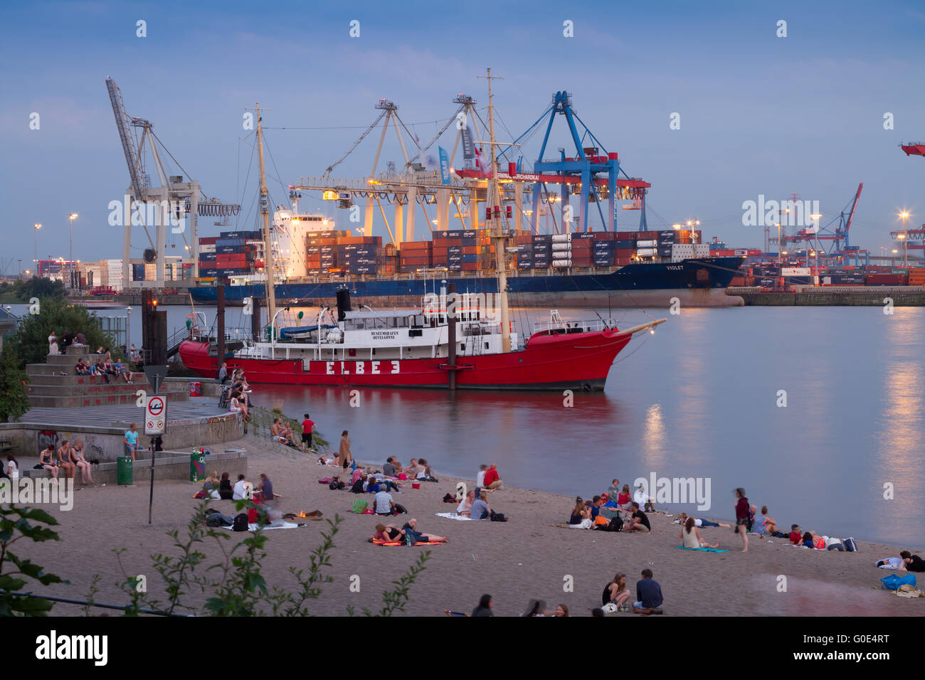 Amburgo sul fiume Elba e la porta Foto Stock