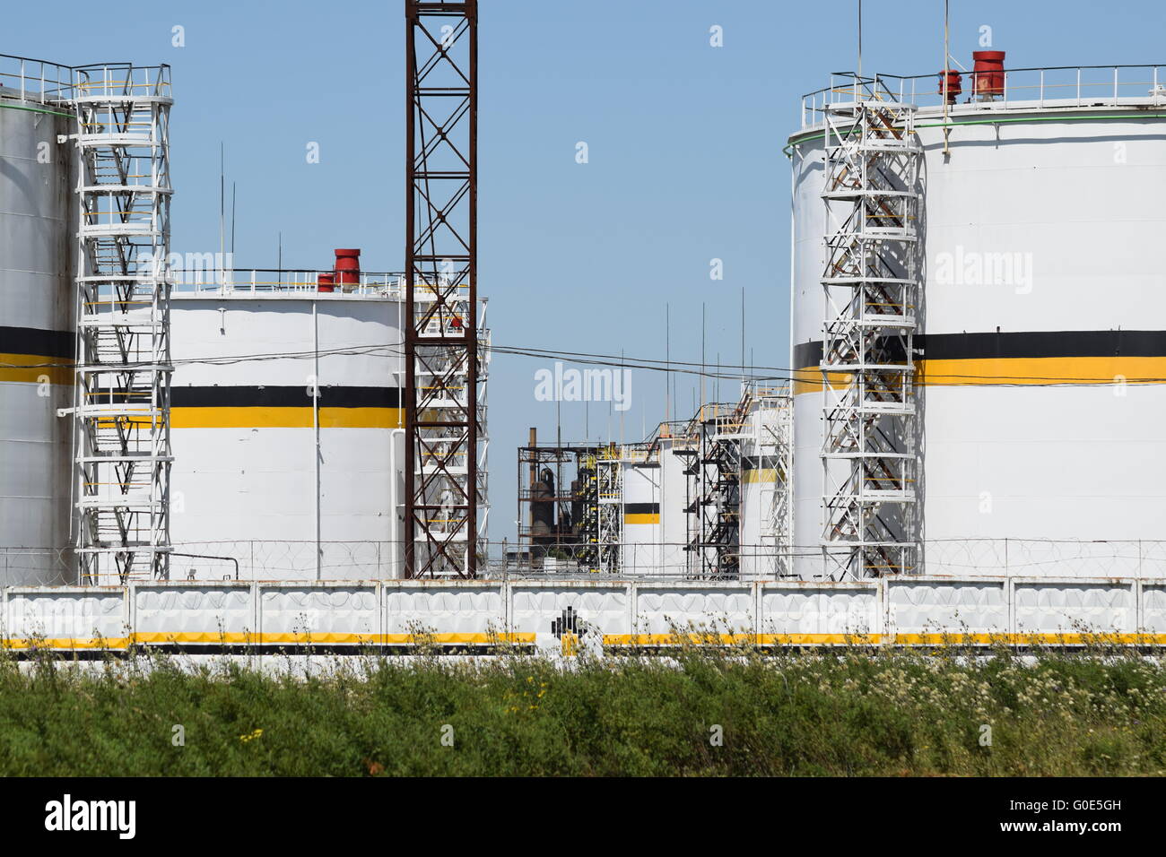Il serbatoio in acciaio verticale. Capacità di stoccaggio di prodotti petroliferi Foto Stock