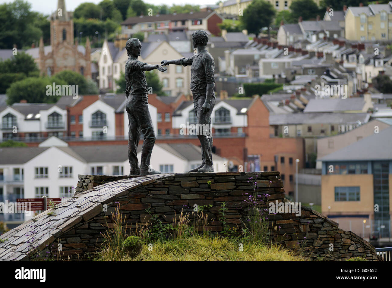 Le mani attraverso il dividere la pace statua, Londonderry Foto Stock
