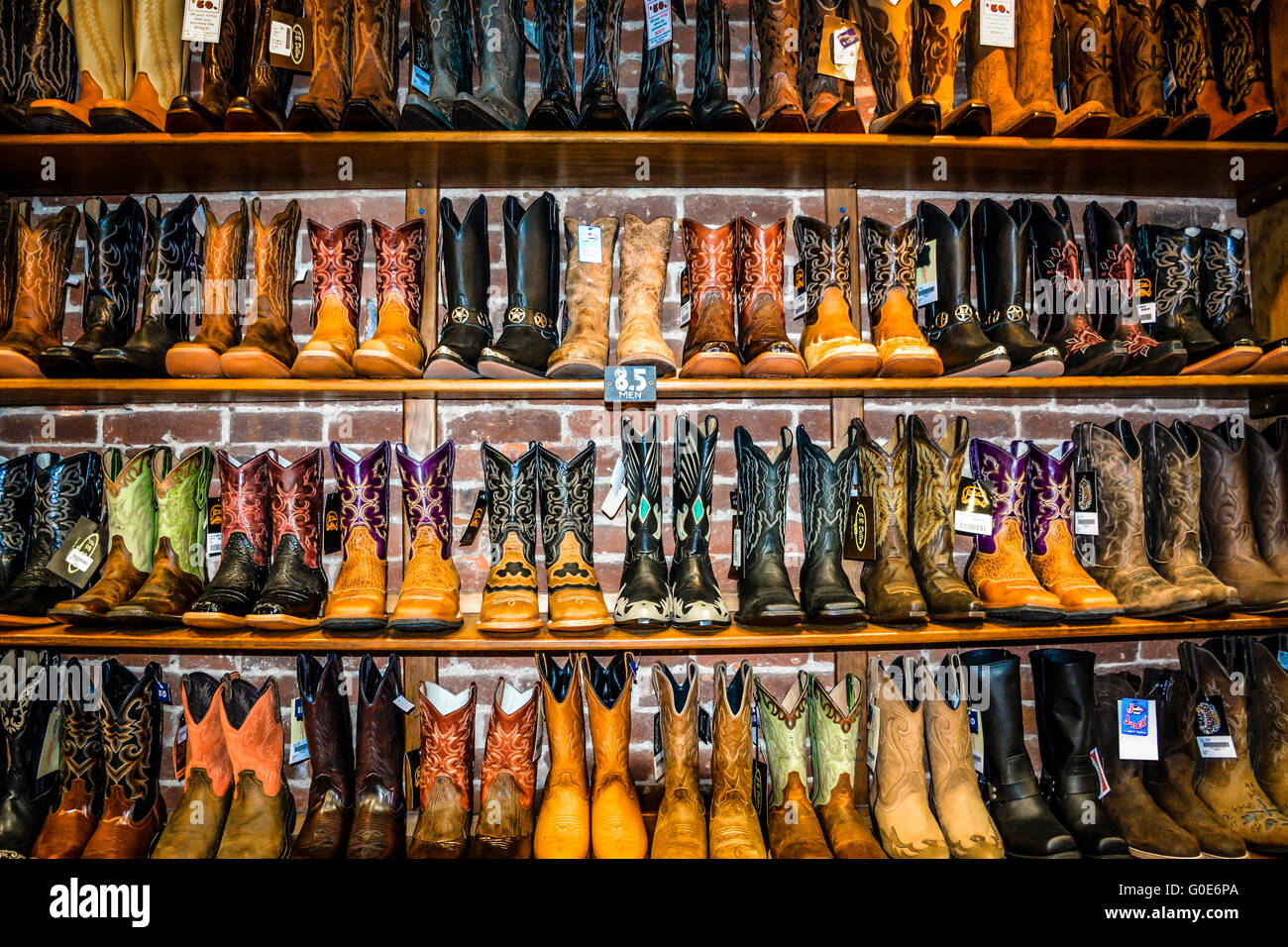 Il Nashville Cowboy boot store presenta righe di unico stivali da cowboy in vendita nel centro storico quartiere dei divertimenti in Nashville TN Foto Stock