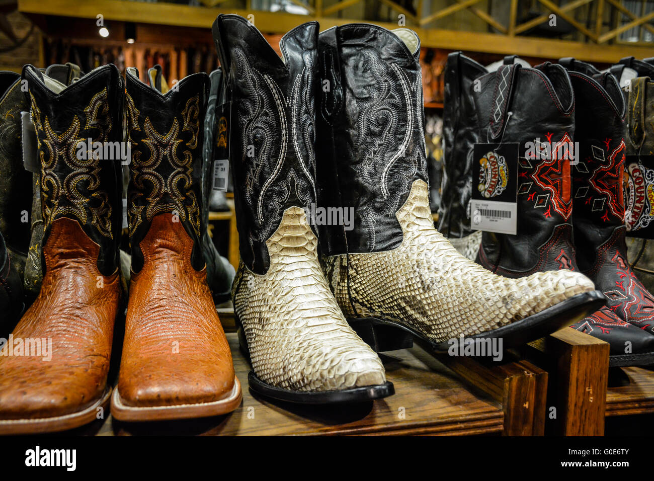 Il negozio di stivali Cowboy di Nashville ha file di stivali Cowboy unici in vendita nel quartiere dei divertimenti del centro di Nashville, Tennessee, Music City, USA Foto Stock