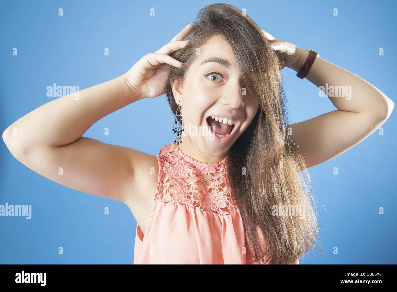 Una giovane ragazza con la sua testa e urlando. Foto Stock