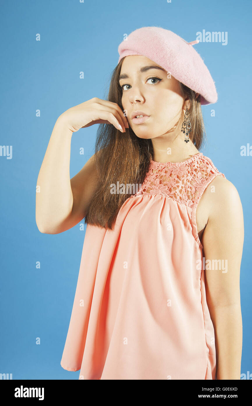 Ritratto di una giovane ragazza in camicetta e beret. Foto Stock
