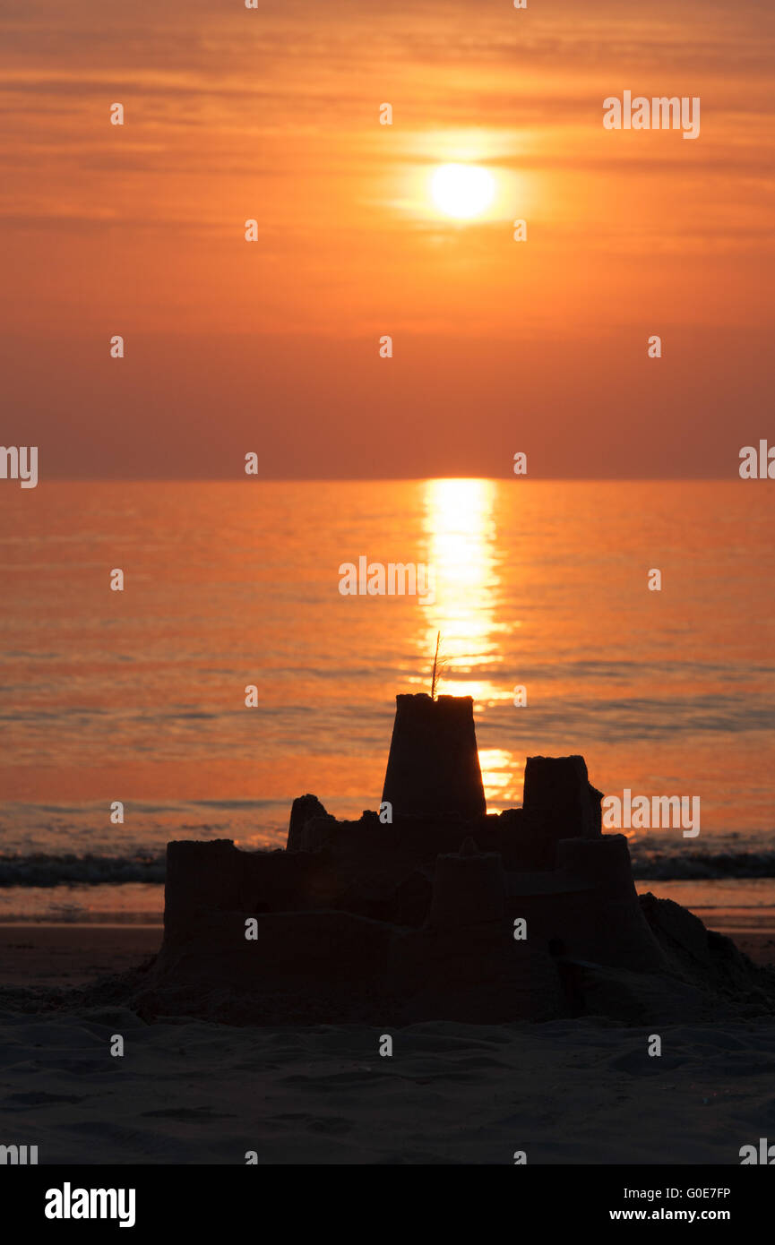 Sandcastle durante il tramonto Foto Stock