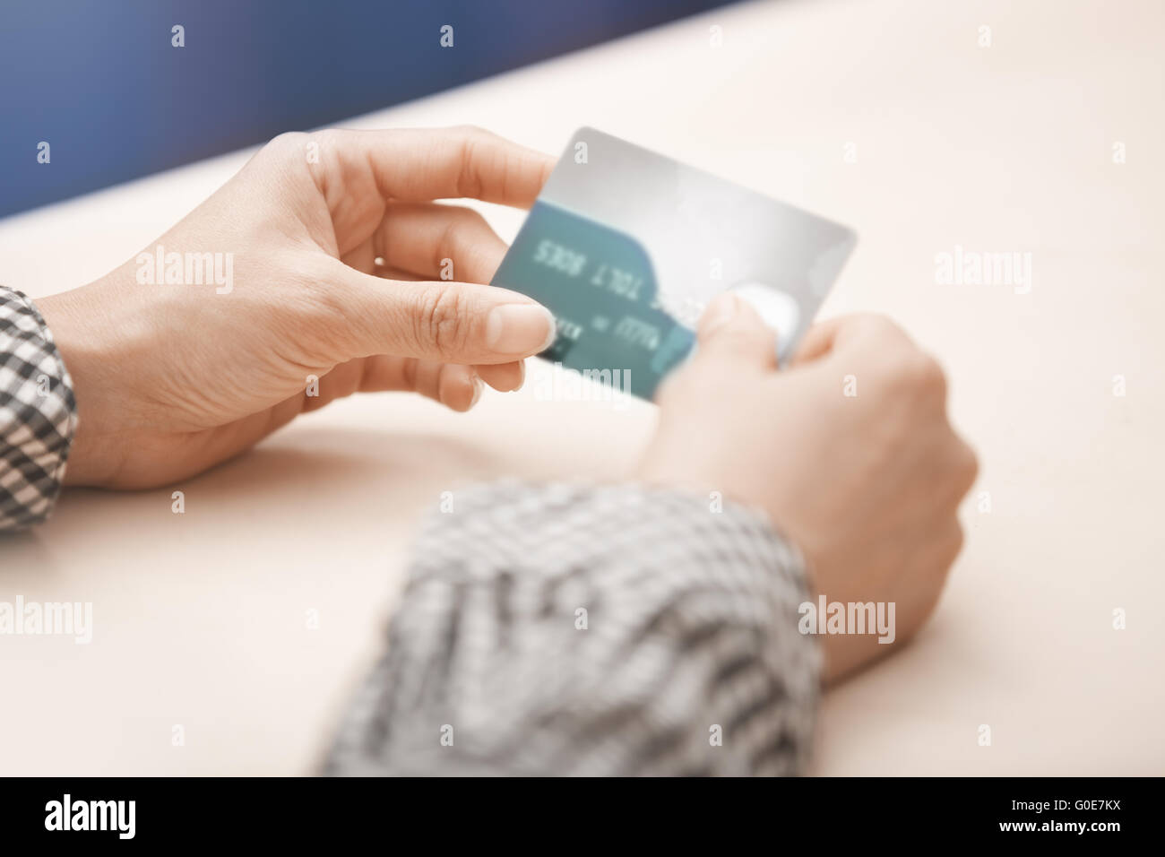 Donna con carte di credito Foto Stock