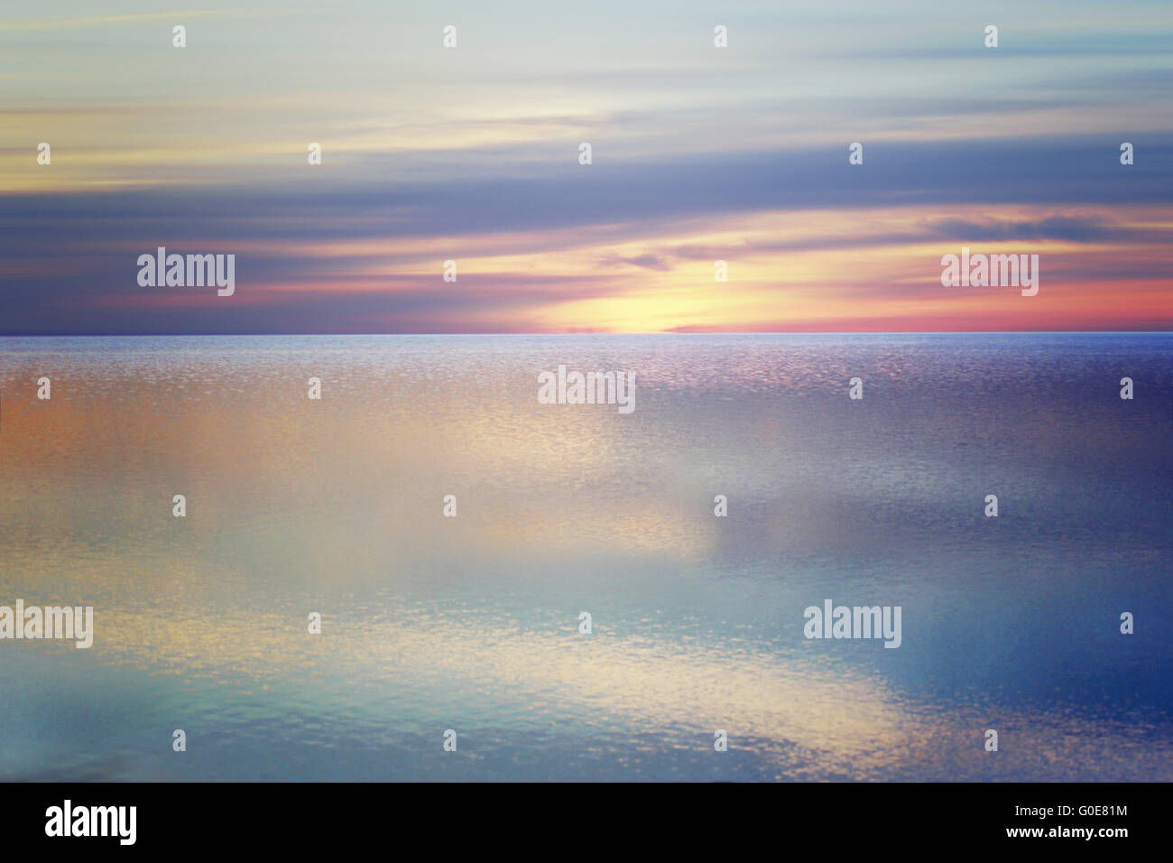 Una vista all'orizzonte con mare liscio e colorato Foto Stock