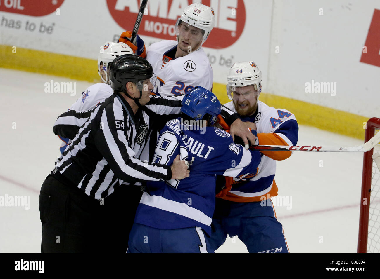 Tampa, Florida, Stati Uniti d'America. 30 apr, 2016. DOUGLAS R. CLIFFORD | Orari.Tampa Bay Lightning center Jonathan Marchessault (81) grovigli con New York isolani defenceman Calvin de Haan (44) poco dopo che i due si sono scontrate durante il secondo periodo di sabato (4/30/16) gioco tra theTampa Bay Lightning e il New York isolani per gioco due del secondo turno di spareggi della tazza di Stanley a Amalie Arena a Tampa. © Douglas R. Clifford/Tampa Bay volte/ZUMA filo/Alamy Live News Foto Stock