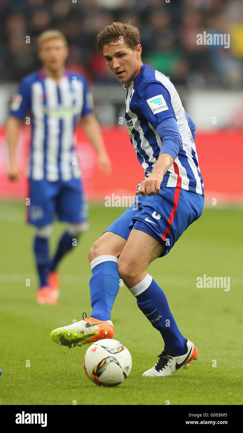 Leverkusen, Germania. Il 30 aprile, 2016. Bayer 04 Leverkusen vs Hertha BSC Berlin: Niklas Stark (Berlino) controlla la palla. Credito: Juergen schwarz/Alamy Live News Foto Stock