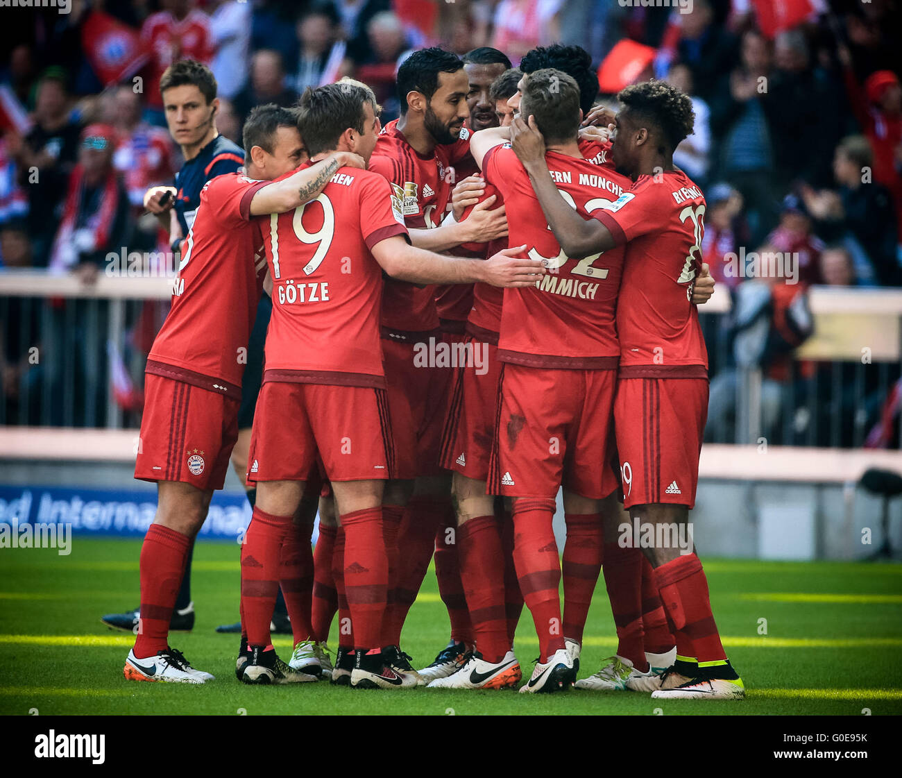 Monaco di Baviera, Germania. 30 apr, 2016. Team Bayern Monaco di Baviera celebrano un obiettivo durante il tedesco della prima divisione della Bundesliga partita di calcio contro il Moenchengladbach a Monaco di Baviera, Germania, il 30 aprile 2016. La partita è finita 1-1. © Philippe Ruiz/Xinhua/Alamy Live News Foto Stock