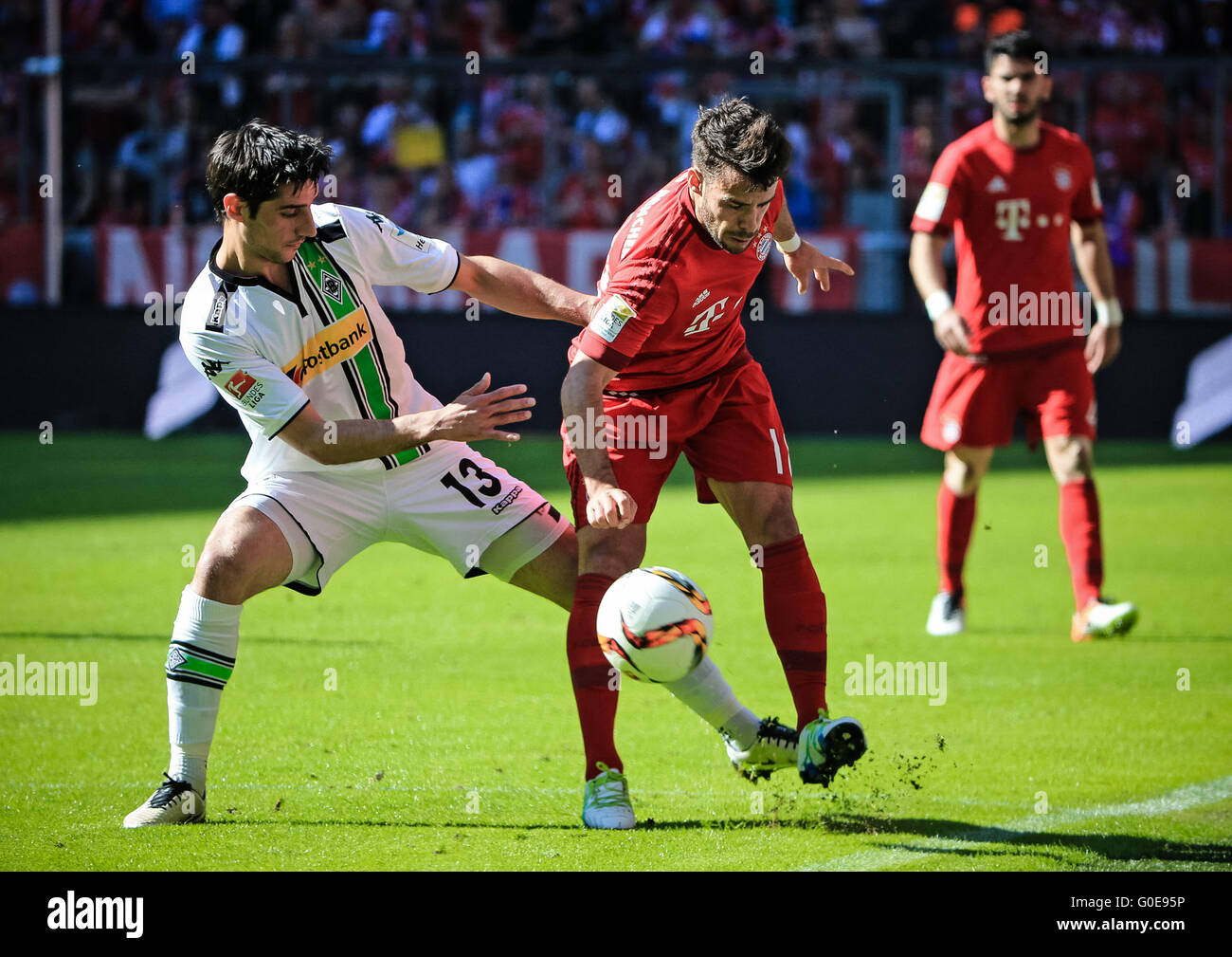Monaco di Baviera, Germania. 30 apr, 2016. Del Bayern Monaco Juan Bernat (C) compete durante il tedesco della prima divisione della Bundesliga partita di calcio contro il Moenchengladbach a Monaco di Baviera, Germania, il 30 aprile 2016. La partita è finita 1-1. © Philippe Ruiz/Xinhua/Alamy Live News Foto Stock