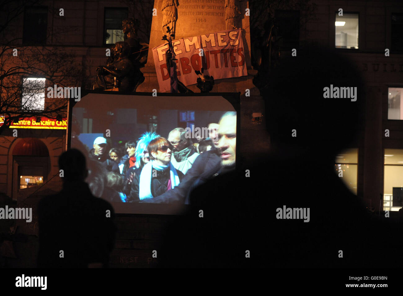 Montreal Qc , Aprile 29,2016 persone frequentano un "Nuit debout" (tutta la notte fino) la raccolta in luogo Square Phillips in Montreal , Aprile 29,2016. Credito: imagespic/Alamy Live News Foto Stock