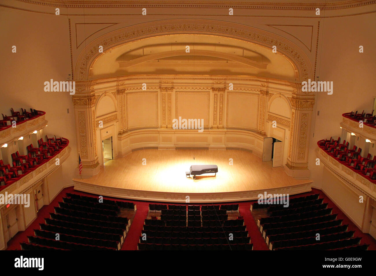 New York, Stati Uniti d'America. 29 apr, 2016. All'interno di Carnegie Hall di New York, Stati Uniti d'America, 29 aprile 2016. 125 anni dopo la sua inaugurazione della sala concerto è considerato uno dei più significativi e acusticamente le migliori al mondo. Foto: CHRISTINA HORSTEN/dpa/Alamy Live News Foto Stock