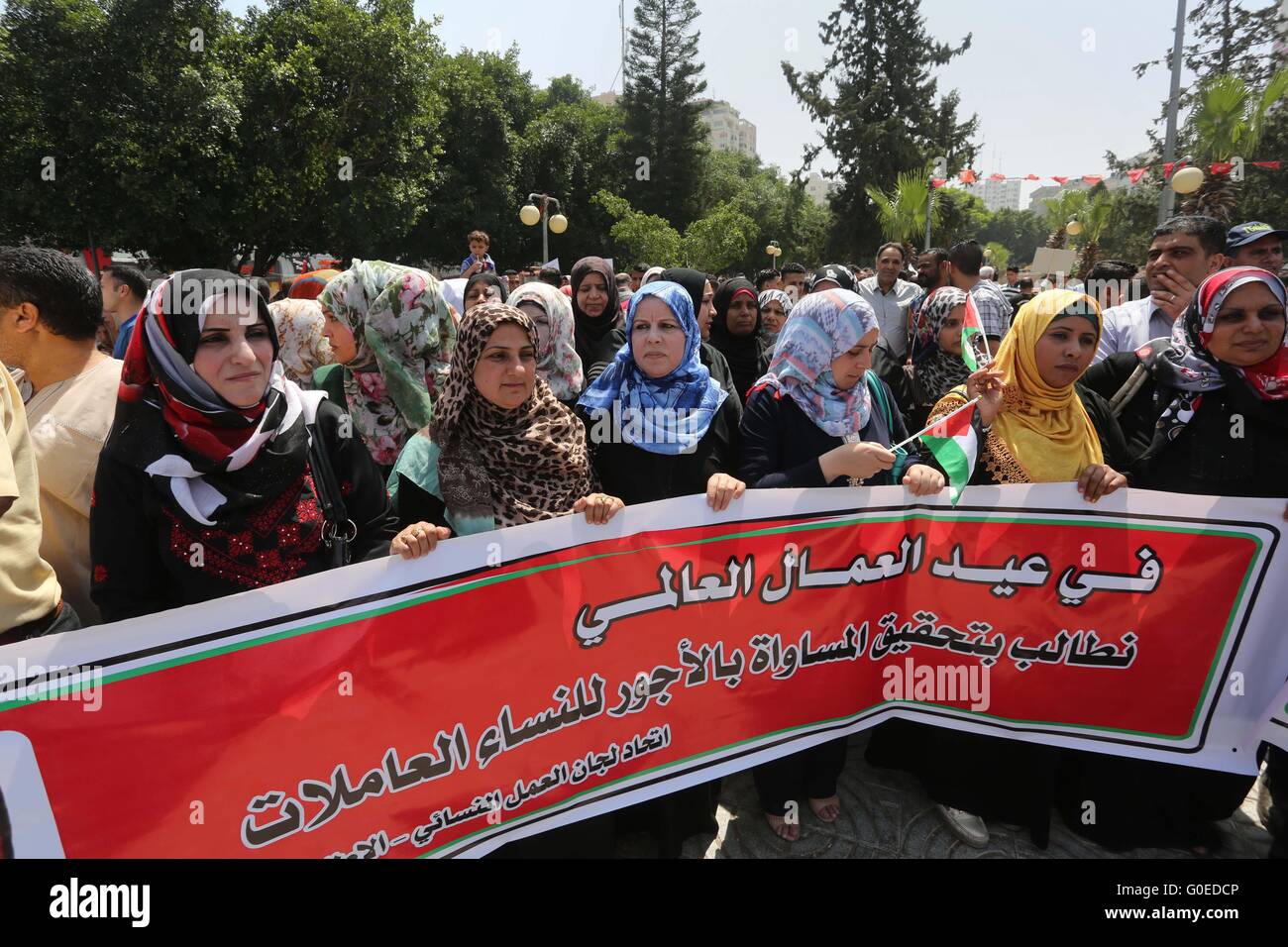 La città di Gaza, Striscia di Gaza, Territori palestinesi. Il 1 maggio, 2016. I lavoratori palestinesi dimostrare contro il blocco israeliano della Striscia di Gaza durante un rally marcatura giorno di maggio maggio su 1, 2016, nella città di Gaza. Israele ha mantenuto un blocco della Striscia di Gaza dal 2006, e recentemente vietato la fornitura del cemento e dei materiali da costruzione per il settore privato, citando le preoccupazioni di sicurezza Credit: Mohammed Asad/immagini APA/ZUMA filo/Alamy Live News Foto Stock