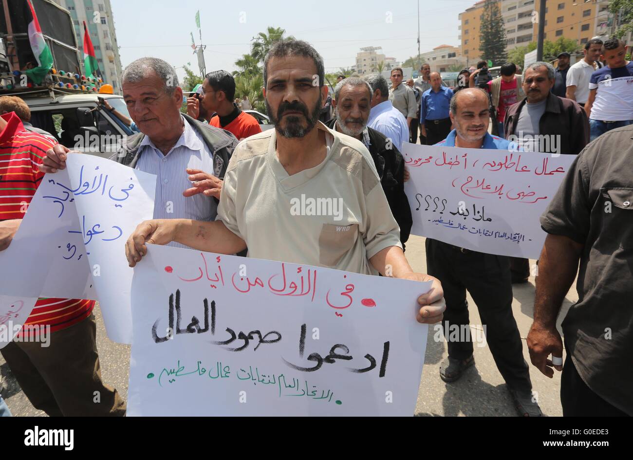 La città di Gaza, Striscia di Gaza, Territori palestinesi. Il 1 maggio, 2016. I lavoratori palestinesi dimostrare contro il blocco israeliano della Striscia di Gaza durante un rally marcatura giorno di maggio maggio su 1, 2016, nella città di Gaza. Israele ha mantenuto un blocco della Striscia di Gaza dal 2006, e recentemente vietato la fornitura del cemento e dei materiali da costruzione per il settore privato, citando le preoccupazioni di sicurezza Credit: Mohammed Asad/immagini APA/ZUMA filo/Alamy Live News Foto Stock