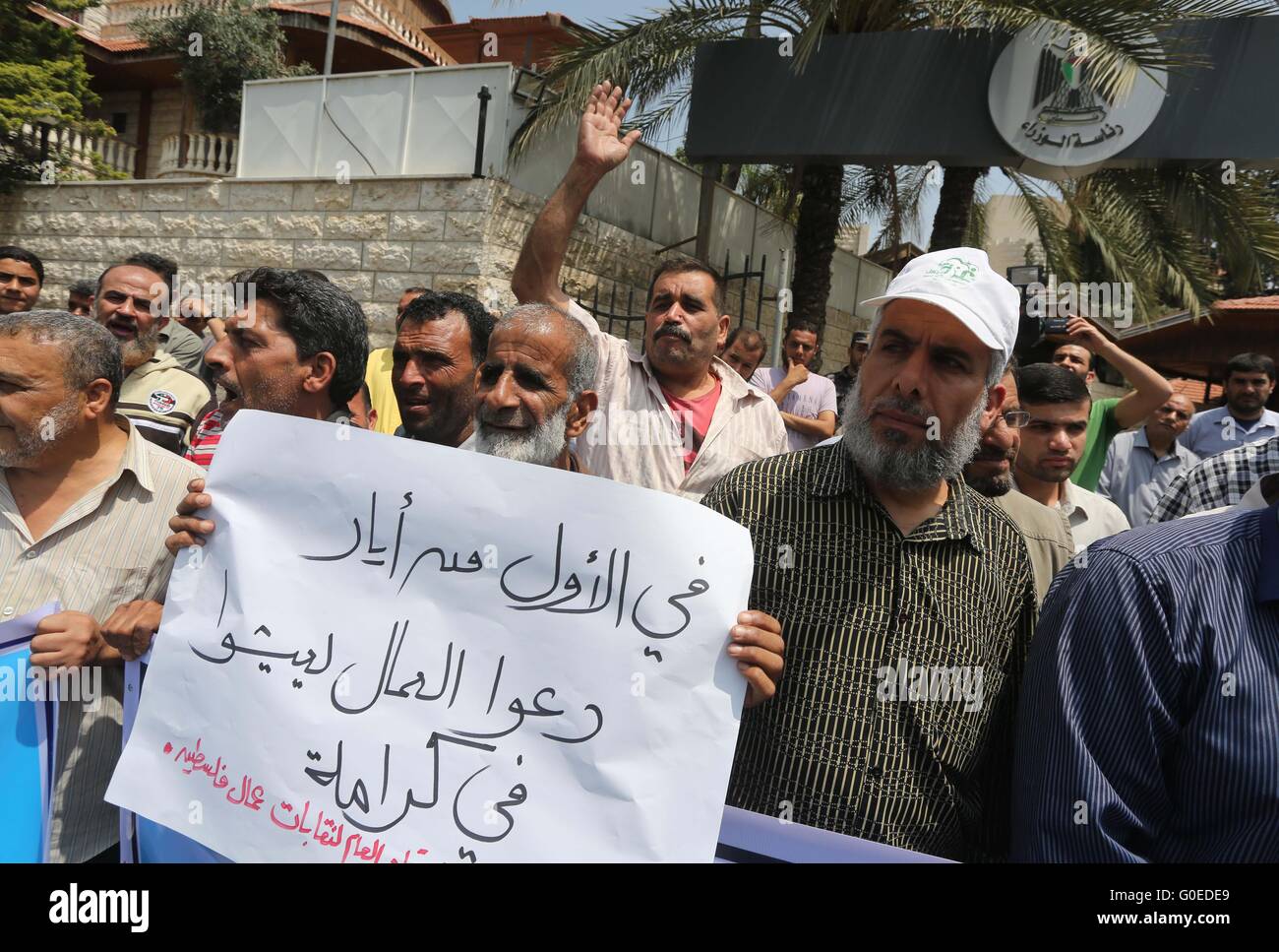 La città di Gaza, Striscia di Gaza, Territori palestinesi. Il 1 maggio, 2016. I lavoratori palestinesi dimostrare contro il blocco israeliano della Striscia di Gaza durante un rally marcatura giorno di maggio maggio su 1, 2016, nella città di Gaza. Israele ha mantenuto un blocco della Striscia di Gaza dal 2006, e recentemente vietato la fornitura del cemento e dei materiali da costruzione per il settore privato, citando le preoccupazioni di sicurezza Credit: Mohammed Asad/immagini APA/ZUMA filo/Alamy Live News Foto Stock