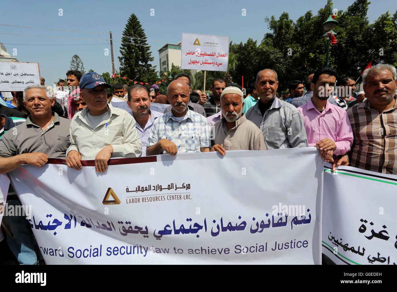 La città di Gaza, Striscia di Gaza, Territori palestinesi. Il 1 maggio, 2016. I lavoratori palestinesi dimostrare contro il blocco israeliano della Striscia di Gaza durante un rally marcatura giorno di maggio maggio su 1, 2016, nella città di Gaza. Israele ha mantenuto un blocco della Striscia di Gaza dal 2006, e recentemente vietato la fornitura del cemento e dei materiali da costruzione per il settore privato, citando le preoccupazioni di sicurezza Credit: Mohammed Asad/immagini APA/ZUMA filo/Alamy Live News Foto Stock