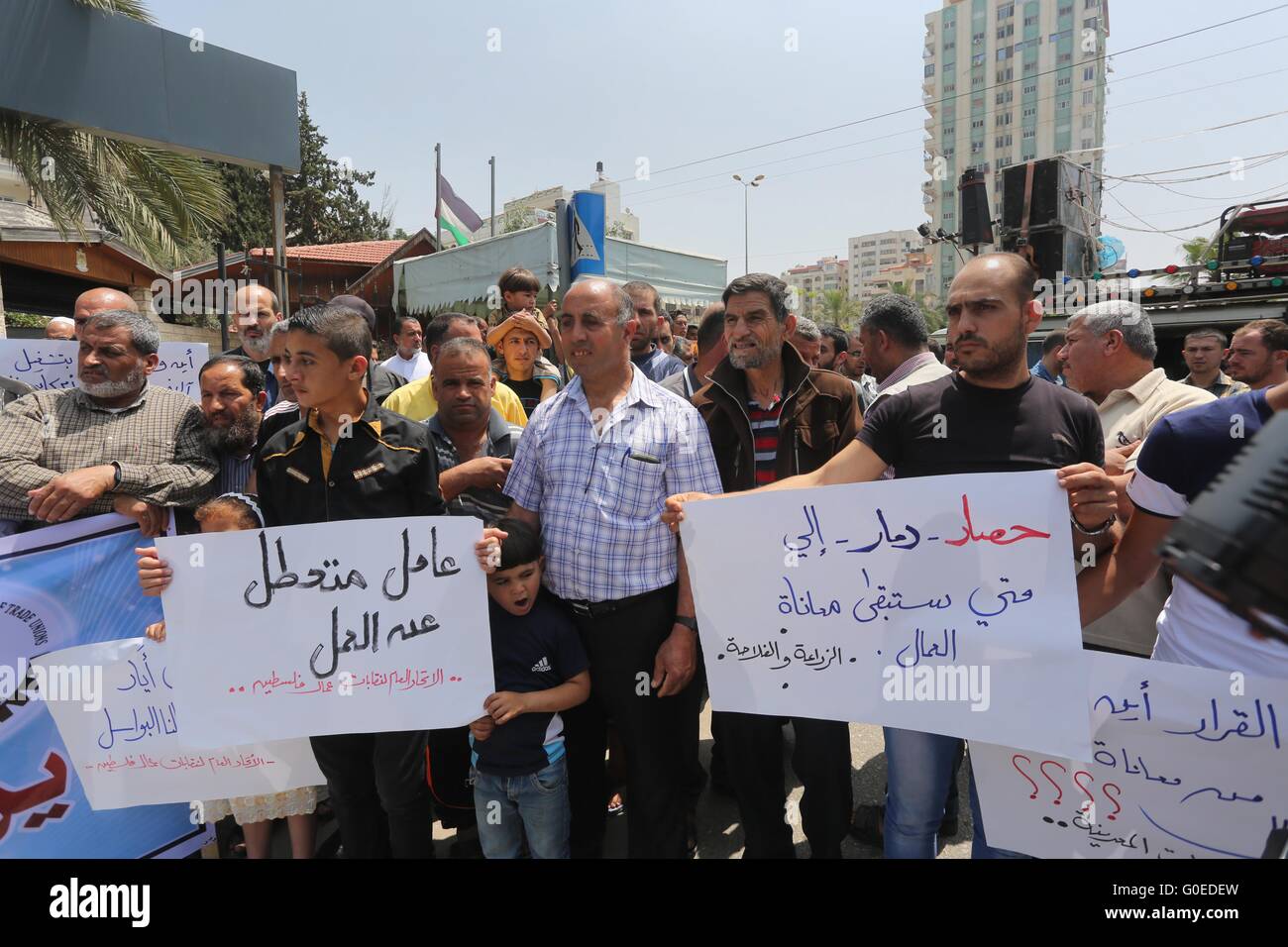 La città di Gaza, Striscia di Gaza, Territori palestinesi. Il 1 maggio, 2016. I lavoratori palestinesi dimostrare contro il blocco israeliano della Striscia di Gaza durante un rally marcatura giorno di maggio maggio su 1, 2016, nella città di Gaza. Israele ha mantenuto un blocco della Striscia di Gaza dal 2006, e recentemente vietato la fornitura del cemento e dei materiali da costruzione per il settore privato, citando le preoccupazioni di sicurezza Credit: Mohammed Asad/immagini APA/ZUMA filo/Alamy Live News Foto Stock